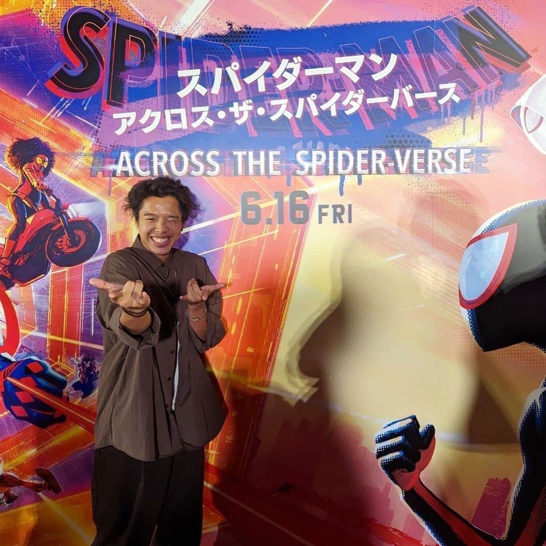 マックのインスタグラム：「こんなに嬉しい事はなかった❤️‍🔥 スパイダーマンアクロス・ザ・スパイダーバースを日本最速で観てきました！ もうマジで最高だった😭 曲も最高だし内容も驚きの連続で頭フル回転！ スパイダーバースはオシャレだから困るんよ笑 あーもう大好き❤️‍🔥 . . . . . . #今年一番スゴいアニメの話をしよう #スパイダーマン #大好きな #映画 #試写会  #いつか #オデは #スパイダーマンになる #プスゥ #糸出す時の音 #とりあえずyeah!!」