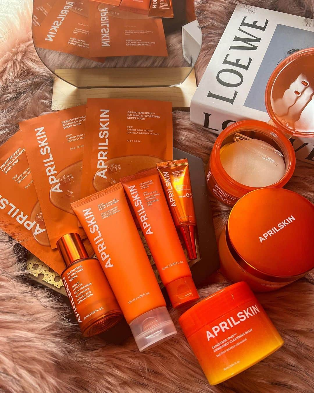 西内みなみのインスタグラム：「繰り返すニキビにアプローチ🥕 APRILSKIN カロテンライン @aprilskin_officialjapan  シリーズで頂きました☺️【ad】 ┈┈┈┈┈┈┈┈┈┈┈┈  ニキビに悩む方に おすすめなスキンケアライン🌿‬  カロテンライン🥕 カロテンを豊富に配合した シリーズで、 肌バリアを強化しながら 水分油分のバランスを整え、 キメを改善する効果も期待できるの🥕  しかも毛穴を塞ぎにくい ノンコメドジェニックだから、 ニキビ肌さんでも使いやすく トラブル予防もできる処方😘✌🏻  🥕カロテンIPMPブレミッシュ セラムパックパッド ➡️これが本当にすごいヒタヒタで こぼしそうなくらいに染み込んでて 1番お気に入り🥰💗  お肌を鎮静させる作用があるみたいで、 ヒタヒタのセラムが気持ちよくて メイク前にめっちゃオススメ！ 冷やされて毛穴がキュッと 引き締まった気がするし、 何よりつやんつやんになる😳❕  🥕リアルカロテンブレミッシュ クリアセラム ➡️これもお気に入り😌💗 ニンジン由来成分で 肌の油水分バランスを整えて、 ニキビの原因となる過多皮脂を 調節する白ニキビケアセラム。 ヨモギ、ドクダミ、ティーツリー、 ユーカリが肌のバリア機能を 強化してくれて さらにナイアシンアミドが シミやソバカスまでケア◎ 保湿成分のヒアルロン酸で 潤い補給まで叶うセラム🥳🥕 これを  @medicube_officialjapan の スキンブースターショットで 塗り込むと本当につやんつやん☺️ びっくりしちゃった😳🥕 カロテンすごい、、、  全部良すぎて紹介しきれない！笑  今Qoo10のメガ割対象だから、 ニキビに悩んでる方🥕 ぜひこの機会に買ってみて🛒🧡 @qoo10.official   #aplilskin #カロテンシリーズ #🥕 #qoo10 #qoo10メガ割 #qoo10アンバサダー #ニキビケア #ナイアシンアミド #肌荒れ #鎮静作用 #韓国コスメ #韓国コスメ好きな人と繋がりたい #ツヤ肌 #いいね返し」