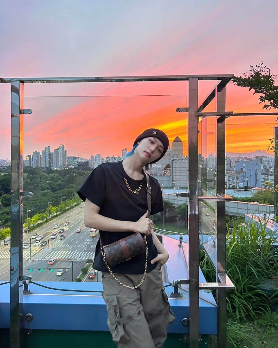 Stray Kidsさんのインスタグラム写真 - (Stray KidsInstagram)「Thank you @nicolasghesquiere🩵& @LouisVuitton💙  These gifts are beautiful and stunning 💖  #stay #felix #louisvuitton」6月6日 19時07分 - realstraykids