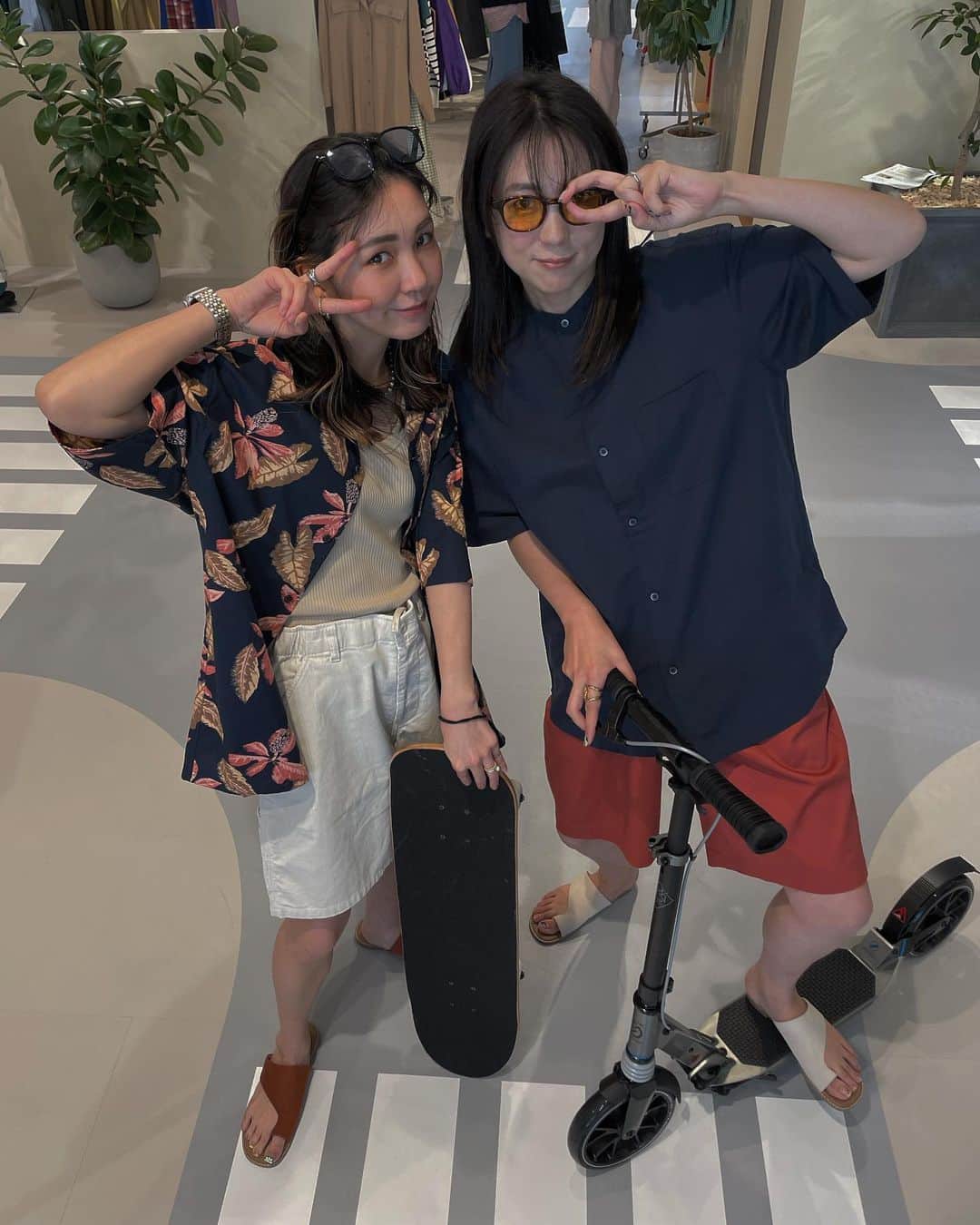 のインスタグラム：「☆ 𝕌ℕ𝕀ℚ𝕃𝕆 ☆  . #すとーんずラブの日 なので SixTONESみたいな私となつみをお届けw @natsu420   ただ、写真のストックが切れただけ🤣  全部ユニクロMENSなんだよ！  . . #uniqlomen #ユニクロメンズ#uniqlo #uniqloコーデ #ユニクロ#ユニクロ購入品 #ユニクロ新作高身長女子#高身長コーデ#40代コーデ #40代ファッション#大人カジュアル#30代ファッション #30代コーデ#骨スト#骨格ストレート#シンプルコーデ」