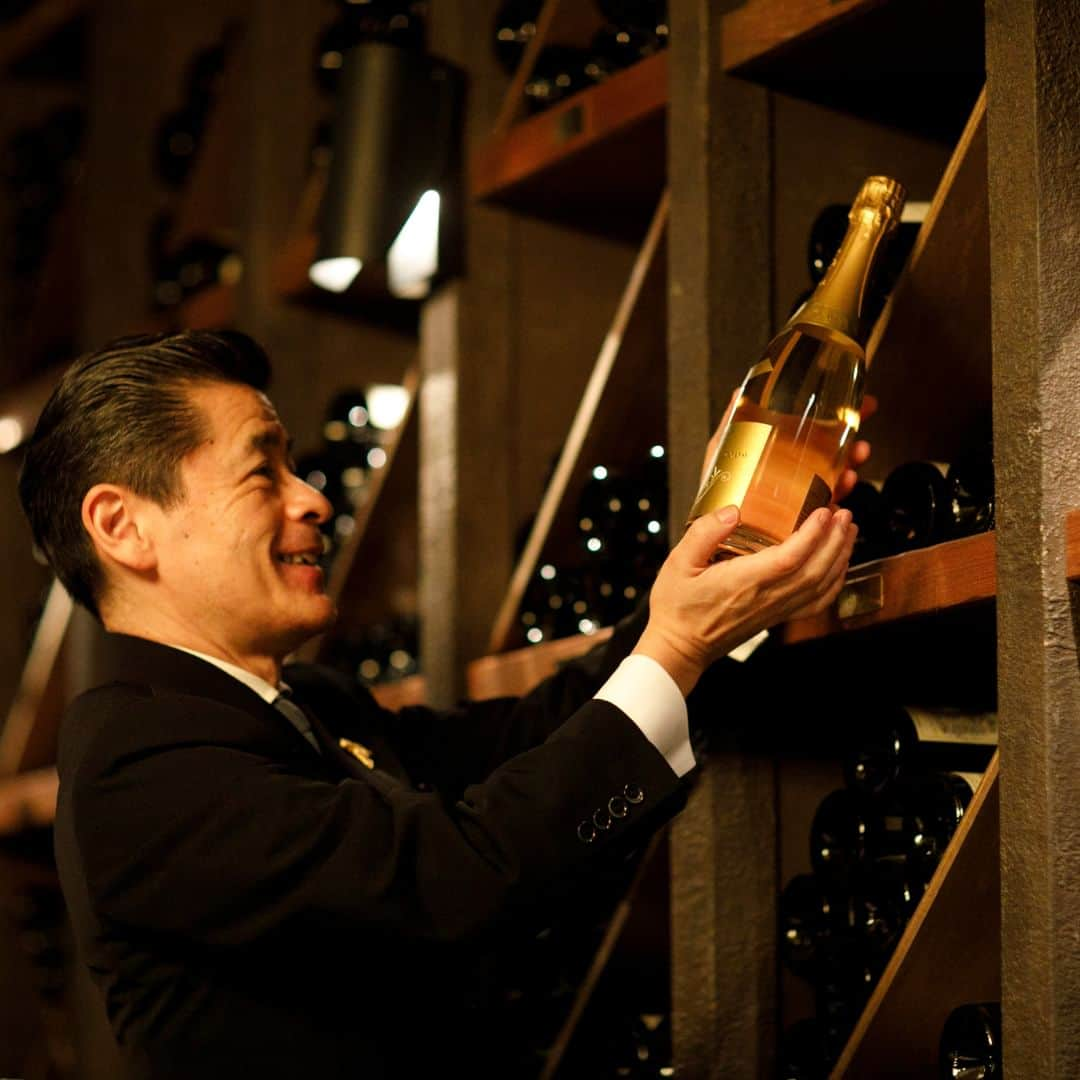 Mandarin Oriental, Tokyoのインスタグラム：「Mandarin Oriental, Tokyo presents a two-day exclusive wine bar event called "La Cave Du 37" on 23 -24 June 2023. This event is curated by Mandarin Oriental, Tokyo's proud sommelier team. You can indulge in over 40 carefully selected glass wines from producers around the world, paired with small, plated dishes from our three dining concepts: French Fine Dining "Signature," Cantonese "Sense," and Italian "K'shiki."   For more information and reservations, please check our profile.  マンダリン オリエンタル 東京が誇る、ソムリエチームが手掛ける2023年6月23日、24日の 2 日間限定のワインバー『La cave Du 37（カーヴ ドゥ 37）』を開催いたします。 4 人のソムリエが世界中の生産者か らセレクトした 40 種類以上のグラスワインに合わせて、「シグネチャー」「センス」 「ケシキ」の 3 つのダイニングによる小皿料理をお楽しみいただけます。 詳細またご予約はプロフィールよりご確認くさい。  #MandarinOrientalTokyo #MOtokyo #ImAFan #MandarinOriental #Nihonbashi #Tokyohotel #wineprogramme #マンダリンオリエンタル #マンダリンオリエンタル東京 #東京ホテル #日本橋 #日本橋ホテル  #ワインプログラム #sommelier」