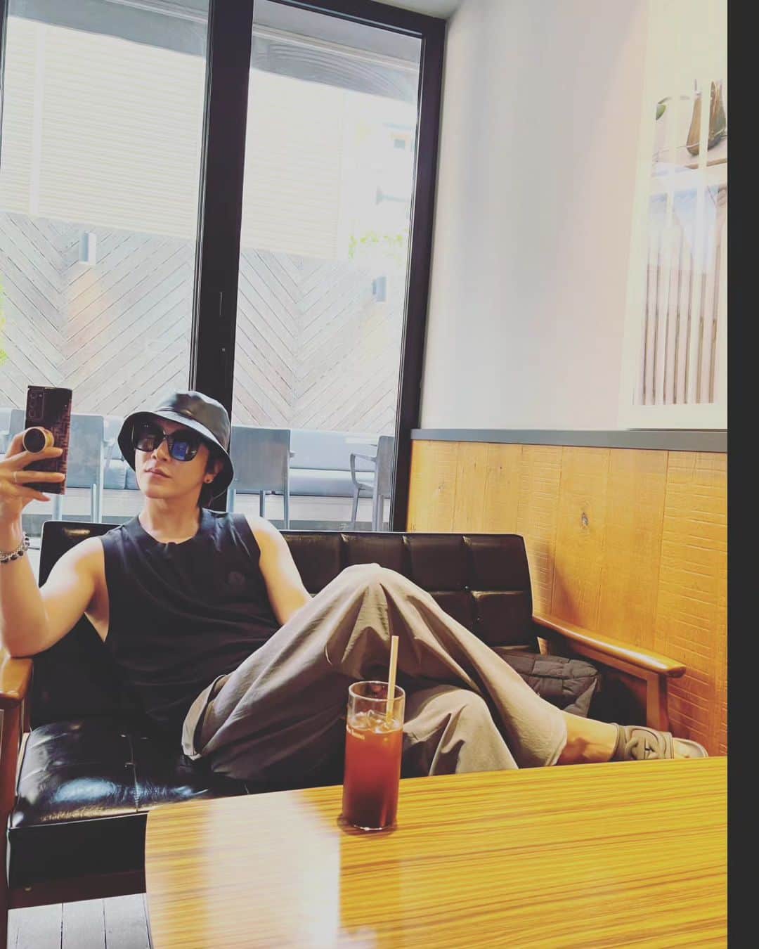 ユナクのインスタグラム：「나에겐 휴일이 없지만 나름 휴일컨셉으로 ㅋ 俺に休みはないけど、気分だけコンセプトで！笑」