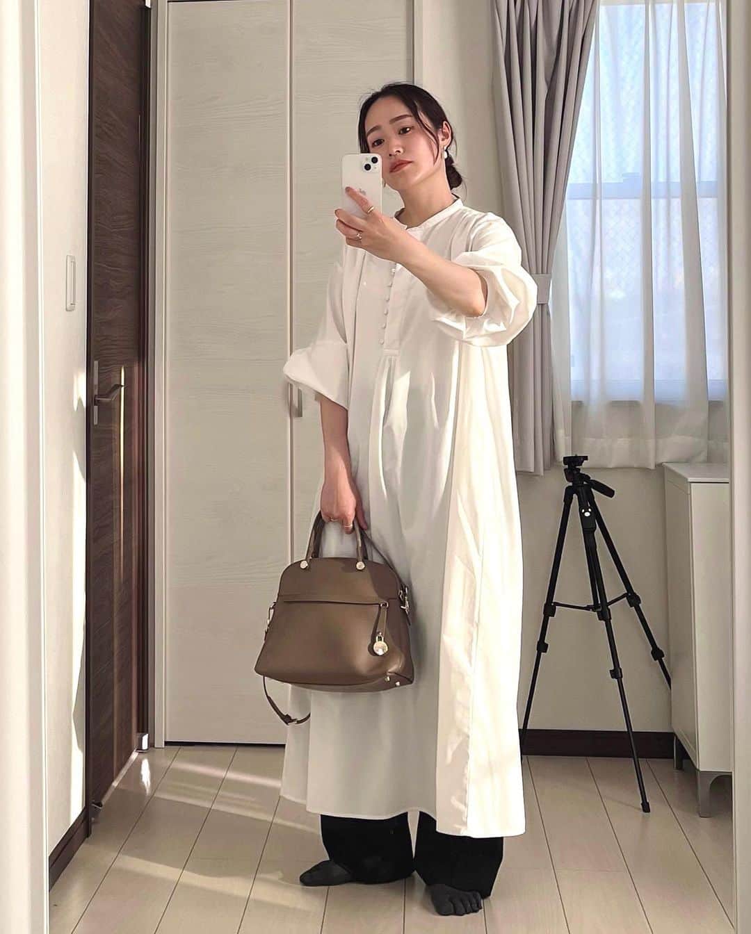 sayumi katoさんのインスタグラム写真 - (sayumi katoInstagram)「母と上野の国立西洋美術館に行った日のコーデ。 きちんと感のあるカジュアルコーデがテーマ🪻 ⁡ バロックパールのピアスはカジュアルな服にも合うのに、上品なきちんと感も演出してくれるので、かなり万能なアイテムです✨ ⁡ 美術館では少しキレイめで行きたいので、こんな日にちょうどいい☺️   ⁡ ⁡ @umejewelry_official  #jewerly_ume#ÜME#ユーミー#金属アレルギー対応ジュエリー#ジュエリー#天然石リング#天然石ジュエリー#ママコーデ#大人カジュアル#シンプルコーデ#サンストーン#サンストーンリング#お守りジュエリー#ユニクロコーデ#UNIQLOコーデ#ユニクロ購入品#バロックパールピアス#国立西洋美術館#美術館コーデ#白シャツワンピース」6月6日 19時00分 - say_ume