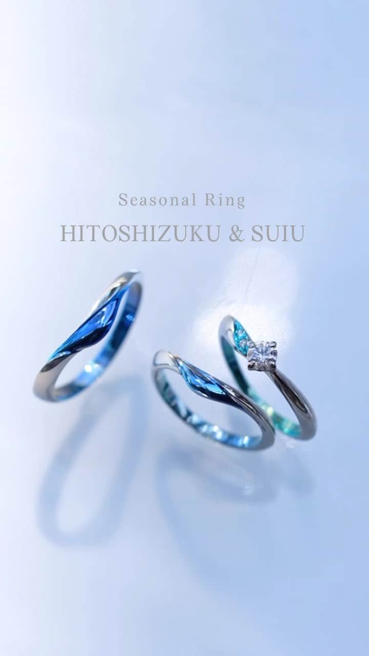 のインスタグラム：「初夏の音色を楽しむセットリング💍🌿  青葉の上に生まれる雫の結婚指輪 HITOSHIZUKU-一雫- ￣￣￣￣￣￣￣￣￣￣ 葉の先端からきらりとこぼれた雫は、 自由に跳ねたり流れたりしながら 心地よい雨音を奏でます。  瑞々しく輝く情景を形にした婚約指輪 SUIU-翠雨- ￣￣￣￣￣￣￣￣￣￣ 中央のダイヤモンドの側に寄り添う柔らかな葉。 その上で留まるふたつの雫は、 まるで同じ未来を見つめるふたりの姿のよう。  木々の葉をいっそう青々と濃くさせる恵の雨が、 二人の未来をも鮮やかに彩るセットリングです。  - - - - - - - - - - - - - - - - - - - -   🟩LINEでもデザインのご相談が可能です >>>「SORA」と検索！  公式アカウントをお友だち登録して メッセージを送ってください  SORA表参道本店のデザイナーがご返信します💁‍♀️  - - - - - - - - - - - - - - - - - - - -   SORA公式サイトや店舗情報は アカウントTOPのURLからcheck * >>> @sora_omotesando  ぜひハッシュタグをつけて SORAの写真を投稿してください♪ >>> #結婚指輪SORA  デザイナー、クリエイターが皆さんの投稿を拝見し 毎日パワーをいただいています🌿  - - - - - - - - - - - - - - - - - - - -   #結婚指輪 #婚約指輪 #ペアリング #オーダーメイド結婚指輪 #結婚指輪オーダー #金属アレルギー対応リング #サムシングブルー #青い指輪  #セットリング #重ね付け #weddingring #somethingblue #bluering #junebride」