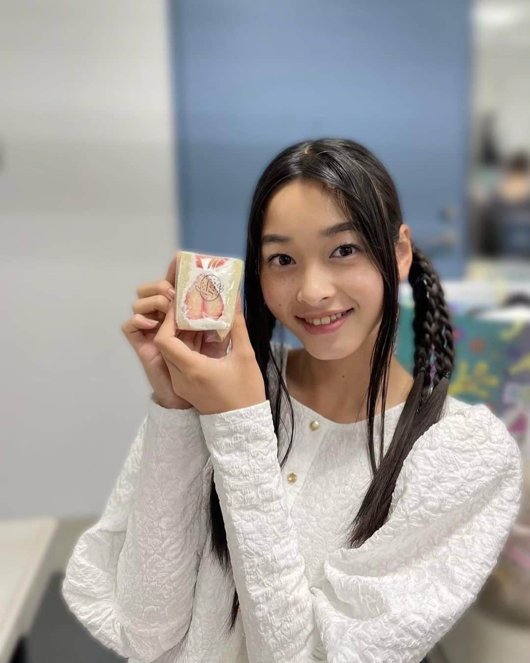 のインスタグラム：「.  ガルアワの時の写真🤳🏻  フルーツサンド美味しかったです🍓  #セブンティーン #専属モデル #ガルアワ2023  #フルーツサンド #いちご  #ヘアアレ #スターダストプロモーション #滝口芽里衣 #めりい #jc3 #08 #🐑」