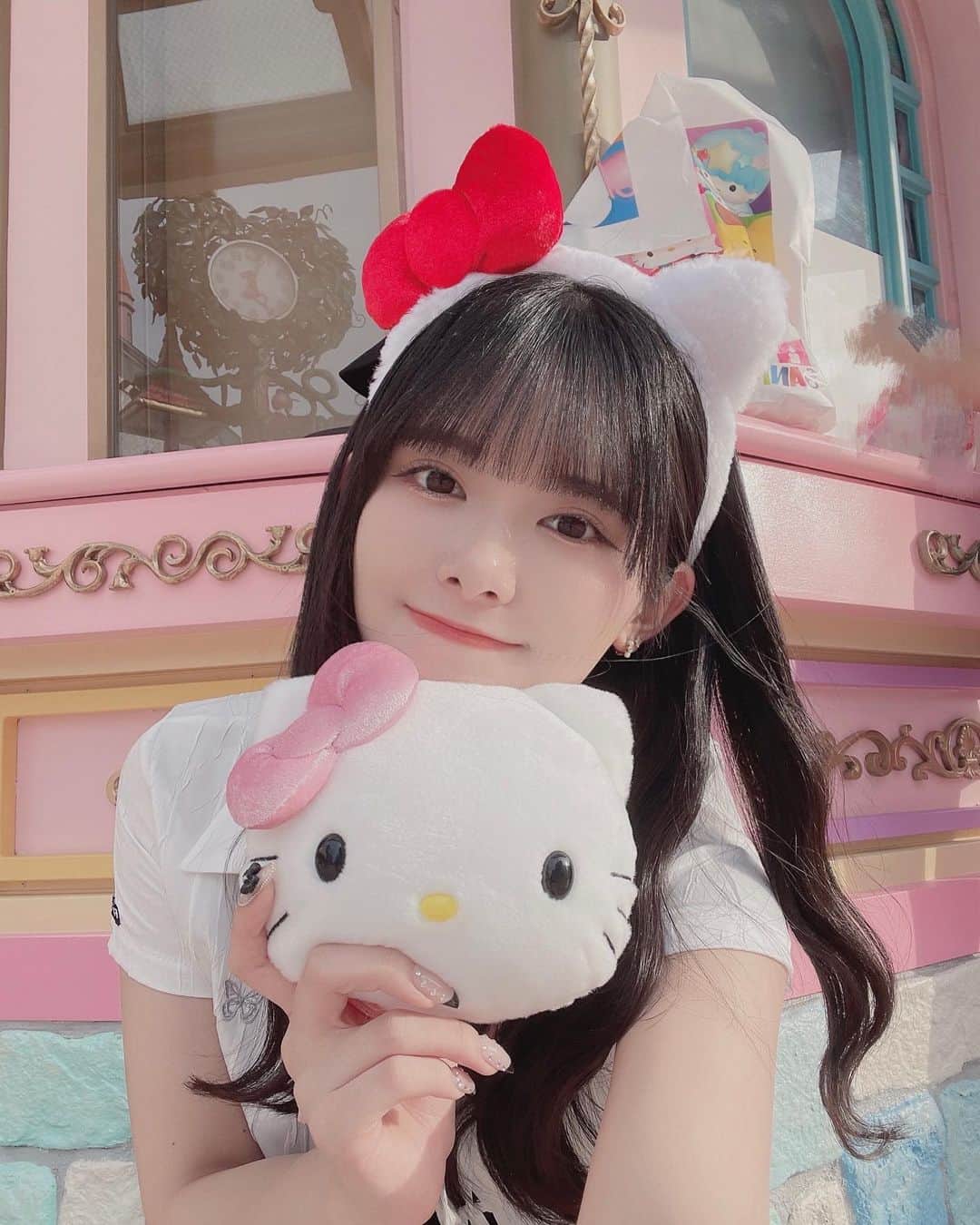 山﨑夢羽のインスタグラム：「． ピンクキティーかわいい🎀   #BEYOOOOONDS #山﨑夢羽  #サンリオ #ピューロランド   #キティちゃん #🎀 #かわいい」