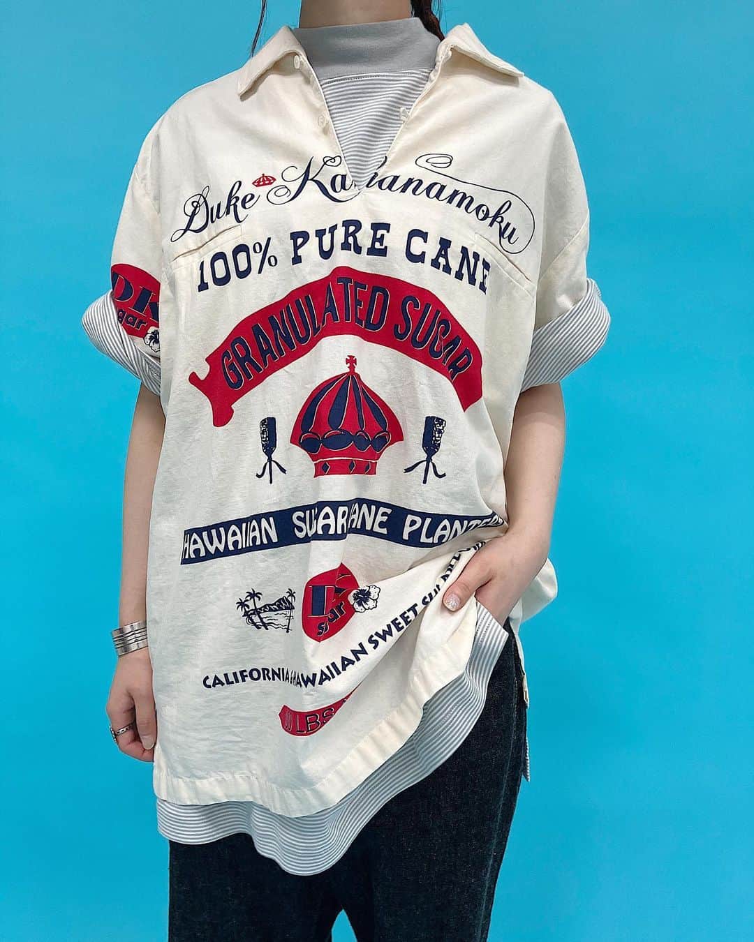 ビームスボーイ原宿さんのインスタグラム写真 - (ビームスボーイ原宿Instagram)「BEAMS BOY Director’s Mag 『THE INDEX: BOY』をご覧になられた方はピンとくるコーディネートなのではないでしょうか？？  変わり種のワークシャツ。 その昔、アメリカに実在した砂糖会社のPR用に作られたシャツが元ネタ。 砂糖を運ぶために使われていた袋を、そのままシャツに使用したことがルーツとなっています。  『THE INDEX: BOY』ではこのシャツを、グラフィックがプリントされたTシャツのように、気負わずデイリーに着こなすこともオススメしております。 今回はそちらを応用し、と言うより、もうそのままの意味で。ラフに、ロゴTを着ているかのように着こなしにしてみました。  個人的にウェストはインしてしまうスタイルが多いのですが、このルーズさをあえて楽しむためにそのままボソッと。シンプルにデニムで。 あ〜〜ビーサン履いて、コロンと女の子らしいバッグなども合わせてみたい〜〜！  @fuuuko #beamsboy_directors_mag ＿＿＿＿＿＿＿＿＿＿＿＿  TOPS:13-01-0048 T-SHIRT:13-04-0025 PANTS:13-24-0362 SHOES:13-32-0297  information:03-5770-5550 ＿＿＿＿＿＿＿＿＿＿＿＿  ※現在公式オンラインショップで販売中、またはご予約を承っている商品はタグ付けをご覧ください。タグ付けのない商品は、販売・ご予約を開始しましたら、随時タグを追加します。  #beams #beamsboy #ビームス #ビームスボーイ #beamsboyharajuku」6月6日 19時02分 - beams_boy_official