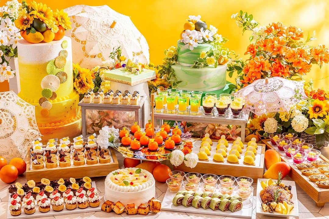 Conrad Tokyoのインスタグラム：「7月1日から開催！「サマー・イン・カラー 太陽の季節のスイーツビュッフェ」🧡  盛夏に輝く太陽の下でいきいきと鮮やかに咲く花々へと季節が廻り、きらきらとした日差しを受け止める日傘がビュッフェ台を飾ります。  旬の桃やパイナップルなどのフルーツを使用した華やかなスイーツの数々をご家族やご友人、大切な方とご一緒にぜひお楽しみください。  Starting from July 1! “Summer in Color Sweets Buffet in the Season of the Sun”  Sunny season lies ahead while a variety of flowers are blooming lively, and a buffet table is decorated with parasols that are receiving radiant sunshine.   Enjoy brilliant sweets fully using fresh summer fruit such as peach and pineapple with your significant other in a balmy atmosphere.   #コンラッド東京 #コンラッド #東京ホテル #ホテル #ラグジュアリーホテル #ホテル #ホテルライク #ホテルステイ #ホカンス #おすすめホテル #ランチ #期間限定 #スイーツ #ビュッフェ #スイーツビュッフェ #ランチビュッフェ #ホテルビュッフェ  #ティータイム #ホテル女子会  #conradtokyo #conrad #hotel #tokyohotel #luxuryhotel #tokyorestaurant #tokyotrip #tokyoswwets #buffet #sweetdbuffet #hotelbuffet」