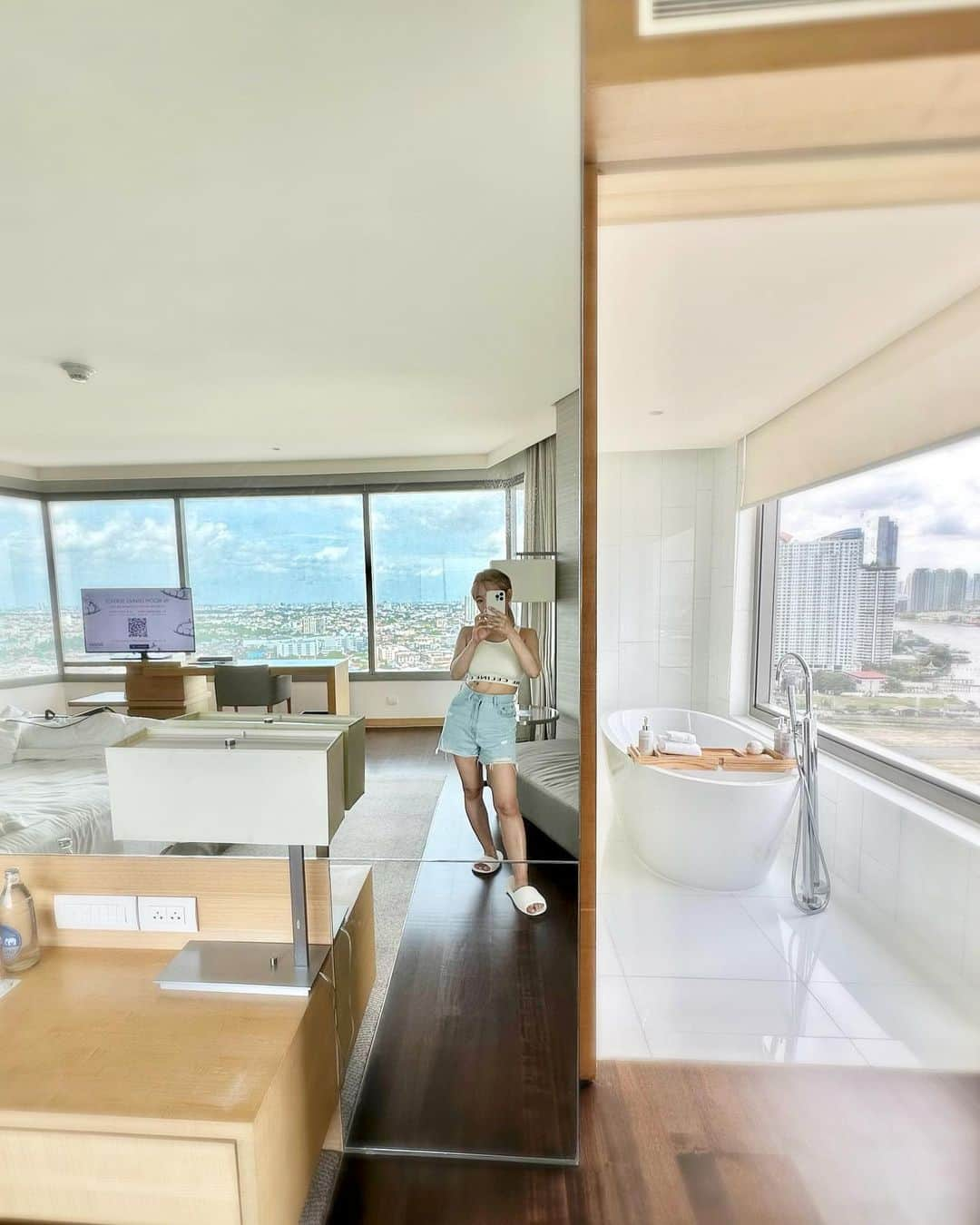 YuhKawasakiさんのインスタグラム写真 - (YuhKawasakiInstagram)「📍AVANI RIVERSIDE BANGKOK HOTEL 5年ぶりの念願のタイ！！！🇹🇭  コロナ禍ずっとずっと行きたかったけど 全ての規制がなくなるまで待ってました！  今回の旅のルート KIX⇨バンコク⇨ホアヒン(NOW)⇨バンコク⇨ソウル⇨KIX  今、バンコクと韓国にめちゃくちゃ行きたかったから、家に帰るのめんどくさいし、まとめて行くことにしました！笑 ホアヒンは思い付き！笑  さっそく世界共通プラグ忘れて 韓国が不安🔌😂 ： ： ： ： ： ： #バンコク#タイ旅行 #バンコクホテル#タイホテル#東南アジア旅行 #トランカー#バンコク旅行 #avaniriversidebangkok #アヴァニリバーサイドバンコク #東南アジア一人旅 #タイ一人旅#バンコク1人旅 #旅すたグラム #海外旅行好きな人と繋がりたい #バンコクグルメ #バンコク観光 #バンコク情報 #タイ旅行 #バンコク女子旅#インフィニティプール#バンコクインフィニティプール #タイインフィニティプール#🇹🇭thailand #水着姿 #海外プール#海外コーデ #朝のプール#プール遊び #プール付きホテル#寝起きプール#夏が待ち遠しい」6月6日 19時03分 - yuhkawasaki