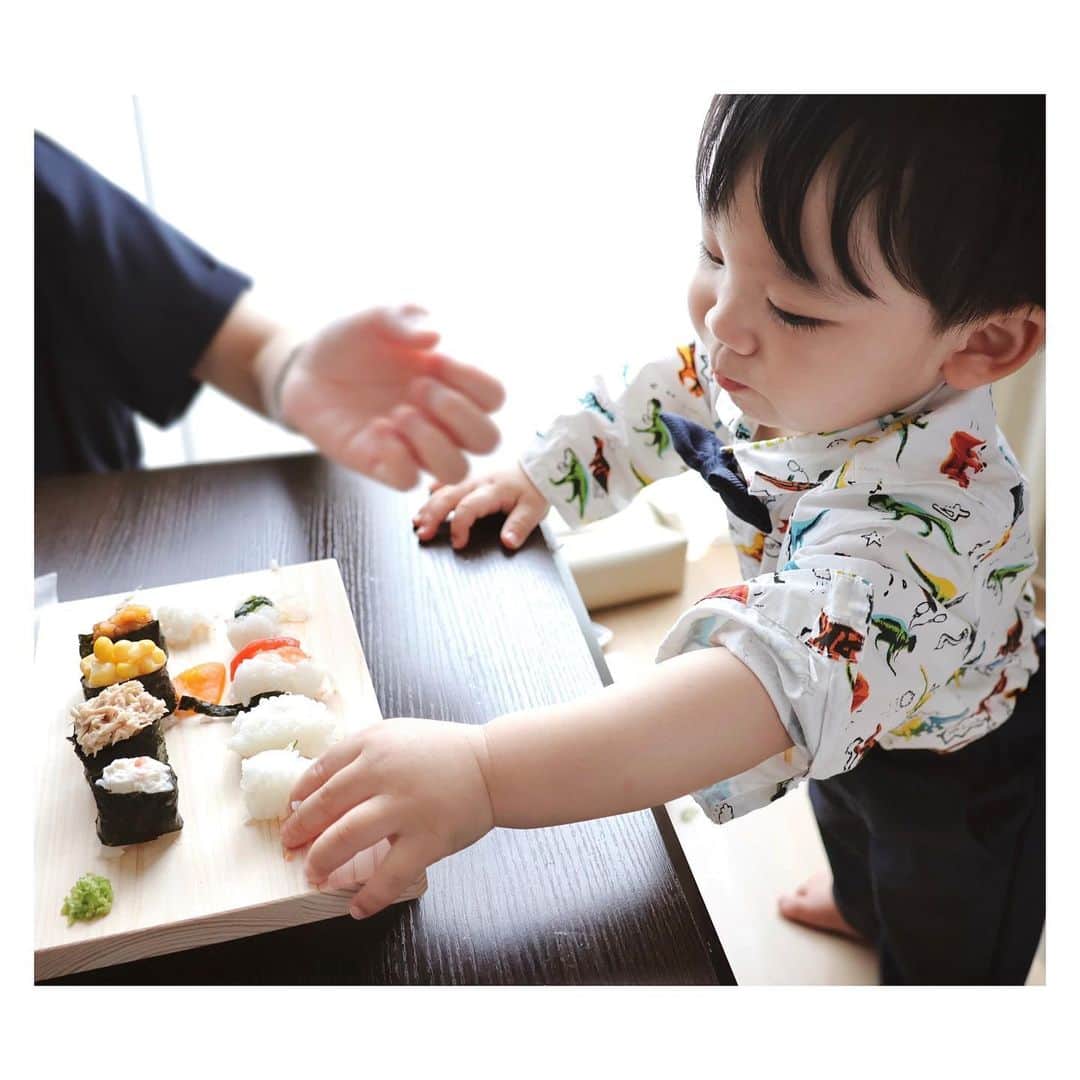 畑有里紗さんのインスタグラム写真 - (畑有里紗Instagram)「#赤ちゃん寿司 🍣 ファーストバースデーでやってみたかった一つ🤭♡  ミニチュアサイズのお寿司可愛すぎ😙♪ 初めは食いついて食べてたけど 途中から握りつぶしたり遊びまくってた🤣  シャリを作るときに一回一回手を水で濡らして握るとご飯が手に付きにくいのと軍艦の方は海苔を高めにしておくと具乗せやすかったよ〜！ シャリをを小さく握るのが難しかった😂  2枚目に何で代用したか書いたので 良ければ参考にしてみてください♡  @sho_arii.family  #フォーストバースデー#1歳#お誕生日おめでとう#1歳バースデー#バースデーご飯#男の子ベビー#男の子ママ#となのいる生活#赤ちゃんのいる生活#ファーストバースデー準備#ファーストバースデー飾り付け」6月6日 19時04分 - arii_m36