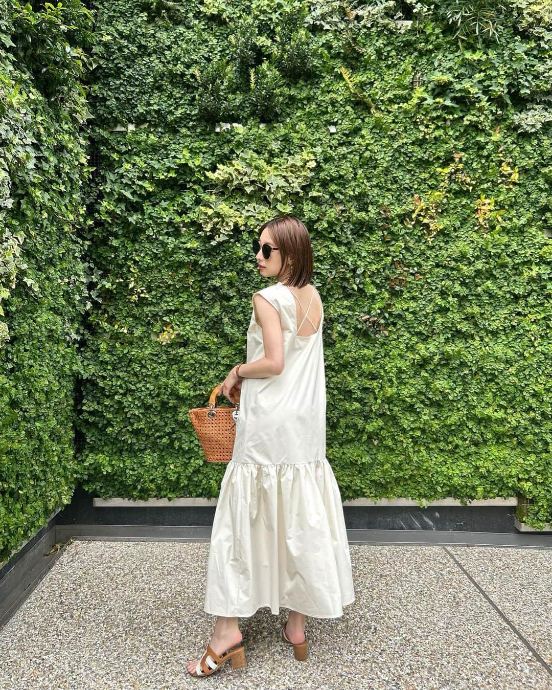 冨張愛のインスタグラム：「Summer Onepiece⛱ 撥水素材なので、梅雨〜夏にとても嬉しい😚🚿 やさしいオフホワイトが肌色を明るく見せてくれて トレンドのバックオープンデザインも可愛いのです。 裏地付きで透けない安心感、軽い着心地も◎ ur's は今っぽいシンプルカジュアル服が沢山見つかる🤍  今見たら会員先行セールで 全品20％クーポン配布してました✍ ️⏳6/2(金)11:00～6/9(金) 10:59  * onepiece ... #urs @urs_official  #instagood #coordinate #ootd #outfit #fashion #instafashion #meg_ootd #urs_styling #urs_official #코디네이트 #패션 #카메라 #コーディネート #コーデ #ファッション #今日のコーデ #今日の服 #157cmコーデ #ユアーズ ＃バッククロス切替フレアマキシワンピース #ワンピース #夏ワンピ」