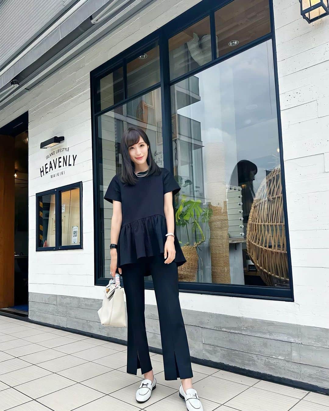 小林真由のインスタグラム：「tops: #tsurubymarikooikawa  pants: #seventenbymihokawahito  necklace: #naturalijewerly  ⁡ ⁡ ツルのトップスは、ペプラムが広がりすぎずボリュームもちょうど良くて360℃可愛い！ 一見持ってそうなシンプルなものも着ると何倍も可愛いのです♡ ⁡ ⁡ そして、梅雨前に急いでかけた酸性ストレートが最高に調子良くて嬉しい。ジメジメしててもストンとおりてくれて、頭のハチも一回り小さくなった？というほど綺麗なストレートになりました🙏🏻 これで梅雨も怖くない🥹 酸性ストレートとの出会いに感謝です🤍 稲用さんありがとうございます！ @inamochinaoki  ⁡ ⁡ ⁡ #ファッション #コーデ #ママコーデ #女の子ママ #男の子ママ #ママライフ #コーディネート #４歳 #２歳 #ベビー #二人育児 #朝食 #朝ごはん #カフェ #美容院」