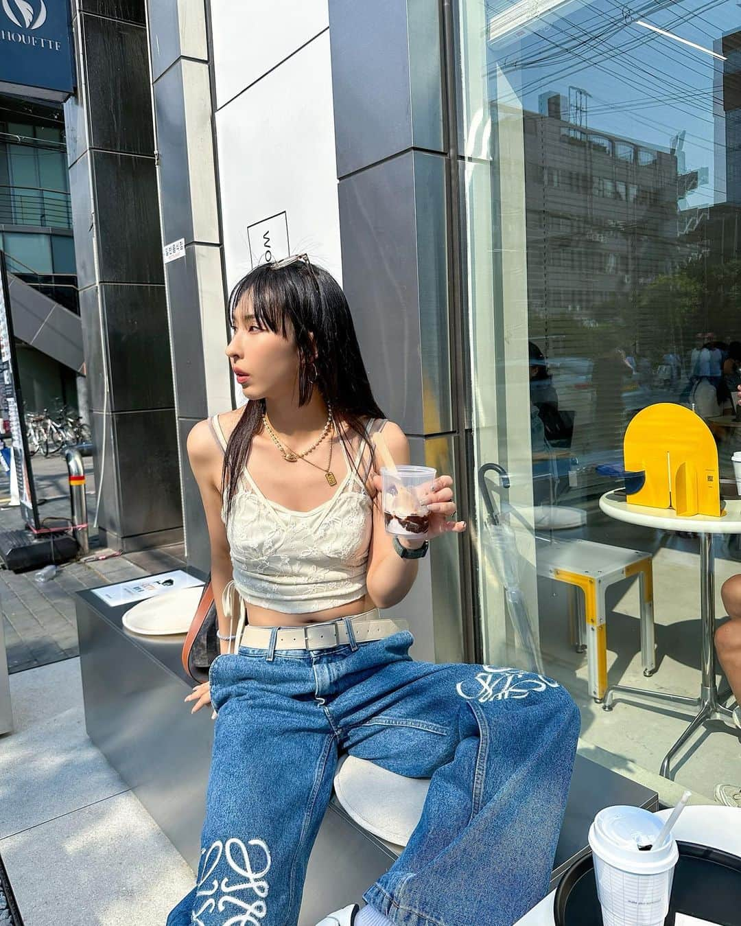 MINA MYOUNGさんのインスタグラム写真 - (MINA MYOUNGInstagram)「앉으면 귀여운 내 뱃살🫶🏼 순한맛 미나묭😎 Day off 🌞🥤🍦 #더현대 #성수」6月6日 19時17分 - minamyoung