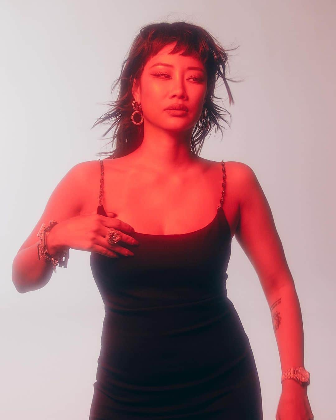 YOONさんのインスタグラム写真 - (YOONInstagram)「Need a haircuttttttttt 💆🏽‍♀️🫦 Throwback @voguekorea 🫶🏽🖤」6月6日 19時15分 - yoon_ambush