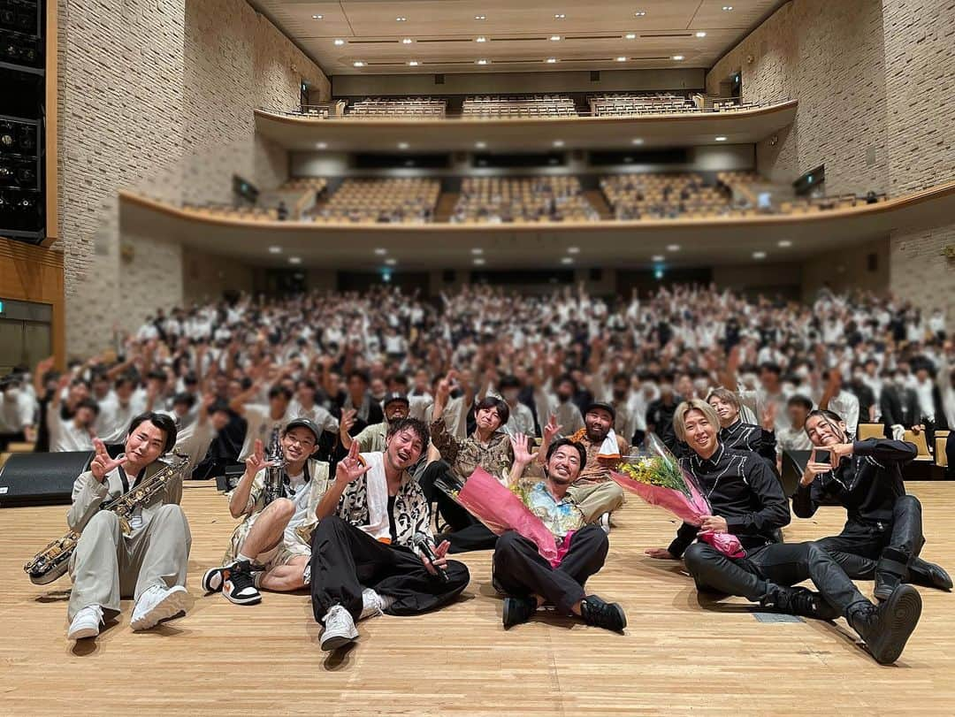 XTRAPのインスタグラム：「【XTRAP】  2023年初の学校公演！ 神奈川県の高校にてパフォーマンスをさせて頂きました🧤  今回は @emptykraft さんとご一緒🎷！ 声出しが可能になり凄い盛り上がりでした🔥  #XTRAP  #performance#パフォーマンス #学校公演#芸術鑑賞会#学園祭#学祭」