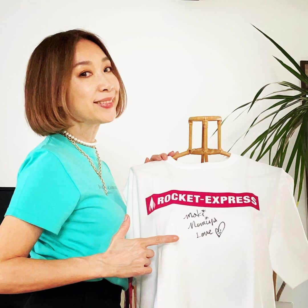 野宮真貴のインスタグラム：「. 東京は夜の七時のお知らせ❗️  ロックの日⚡️6/9(金) に、お買い物を楽しんでラッキーを手に入れてね✌️  私のサイン入りTシャツが、あなたに届きますように❤️  ⚫️6/9一日限定『RED69 2023』 3大キャンペーン開催決定！！  1抽選でサイン入りTシャツを🎁！ 2全国一律送料69円📮 3.抽選で10名様に「ICCOMOTTOポイント6,900ポイント」を🎁！  是非この機会に、野宮真貴おしゃれTシャツ、一筆箋、バンダナなどゲットしてね🤗  ▽詳細はこちら▽ https://www.rocket-exp.com/red69_2023/  ⚫️オンラインショップ http://rocket-exp.com/missmakinomiya (プロフィールLinktreeから🔝)  #ロケエク #RED69_2023 #野宮真貴  #missmakinomiya」
