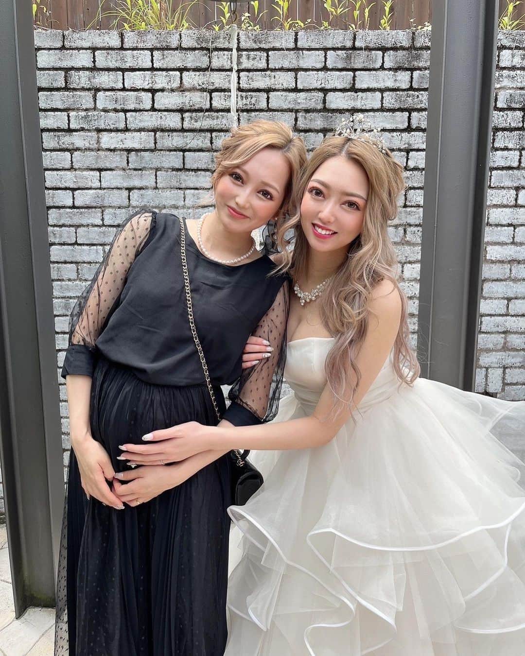 SUZUのインスタグラム：「👰🏼‍♀️💍  大好きな写真🤍🤍  #結婚式#披露宴#結婚式コーデ  #お呼ばれ#お呼ばれヘア #お呼ばれコーデ #お呼ばれドレス #マタニティ#マタニティフォト  #マタニティライフ#マタニティドレス #ママコーデ#妊娠中#妊婦コーデ」