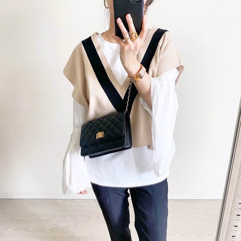 マナさんのインスタグラム写真 - (マナInstagram)「👜  一つ前の投稿でも使ってる お気に入りバッグ♡ @ornella_official_  🏷️キルティングウォレットポシェット  ご近所ならこれだけ。 お出かけはサブバッグを持って行きます☺︎ 本革だからハイブランドに負けない高級感があり、コーデのポイントにもなります✧︎*。 でもどんなコーデにもスッと馴染む♛︎ ストラップが私には長くて 自分で長さを調整しています⛓️ フラップを開けると、カードポケットが8つ、大きなポケットと、ファスナー付きポケットが1つずつ。 おまけに背面にもポケットあります◎ コンパクトながらも、機能性バッチリ✧︎ ながーく使えるバッグだよ♫ . . . . . .#ornella #オルネラ #zakkabox #大人カジュアル #シンプルコーデ #牛革 #本革バッグ #高見え #バッグ #bag #ママコーデ #アラフォーコーデ #低身長コーデ」6月6日 19時13分 - ma_anmi