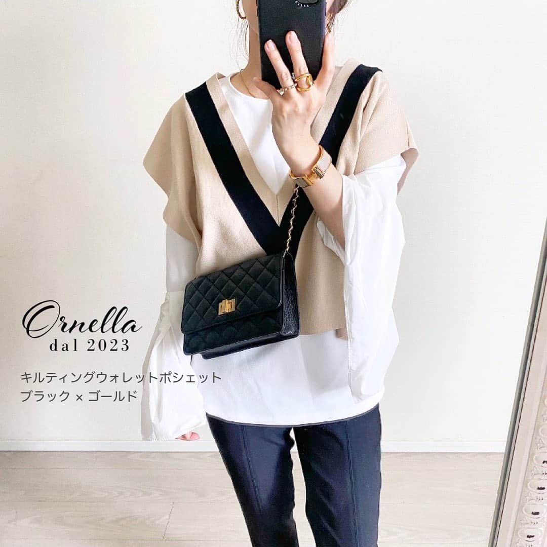 マナさんのインスタグラム写真 - (マナInstagram)「👜  一つ前の投稿でも使ってる お気に入りバッグ♡ @ornella_official_  🏷️キルティングウォレットポシェット  ご近所ならこれだけ。 お出かけはサブバッグを持って行きます☺︎ 本革だからハイブランドに負けない高級感があり、コーデのポイントにもなります✧︎*。 でもどんなコーデにもスッと馴染む♛︎ ストラップが私には長くて 自分で長さを調整しています⛓️ フラップを開けると、カードポケットが8つ、大きなポケットと、ファスナー付きポケットが1つずつ。 おまけに背面にもポケットあります◎ コンパクトながらも、機能性バッチリ✧︎ ながーく使えるバッグだよ♫ . . . . . .#ornella #オルネラ #zakkabox #大人カジュアル #シンプルコーデ #牛革 #本革バッグ #高見え #バッグ #bag #ママコーデ #アラフォーコーデ #低身長コーデ」6月6日 19時13分 - ma_anmi