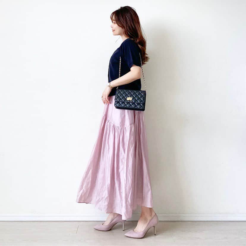 マナさんのインスタグラム写真 - (マナInstagram)「👜  一つ前の投稿でも使ってる お気に入りバッグ♡ @ornella_official_  🏷️キルティングウォレットポシェット  ご近所ならこれだけ。 お出かけはサブバッグを持って行きます☺︎ 本革だからハイブランドに負けない高級感があり、コーデのポイントにもなります✧︎*。 でもどんなコーデにもスッと馴染む♛︎ ストラップが私には長くて 自分で長さを調整しています⛓️ フラップを開けると、カードポケットが8つ、大きなポケットと、ファスナー付きポケットが1つずつ。 おまけに背面にもポケットあります◎ コンパクトながらも、機能性バッチリ✧︎ ながーく使えるバッグだよ♫ . . . . . .#ornella #オルネラ #zakkabox #大人カジュアル #シンプルコーデ #牛革 #本革バッグ #高見え #バッグ #bag #ママコーデ #アラフォーコーデ #低身長コーデ」6月6日 19時13分 - ma_anmi
