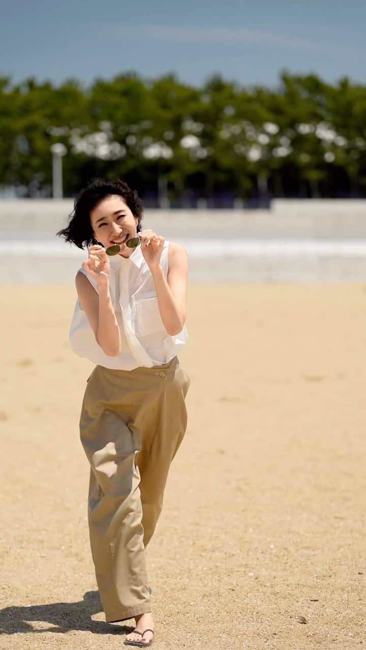 安藤沙耶香のインスタグラム：「今年のナラシャツは 襟付き♡♡♡♡  去年のバンドカラーシャツが あまりにもお気に入りすぎてほぼ着ていたので 今年も作りたくて‥♡ （完全に自己満です👍）  生地は去年と同じなので ✔︎撥水だから汚れない （お醤油もケチャップもコーヒーも、泥だって怖くない！） ✔︎洗濯機ok ✔︎シワにならない ✔︎塩素対応  なんでもこい！の白シャツです✨ ワタシみたいに 白シャツ大好き！だけど汚しちゃう🥺 って人にはもってこい笑👌  トップスはほとんど出さないNalaだけど やっぱりシャツは別格にすき！ （なのでやっぱり自己満です笑👍）  シャツ好きとしては 襟の高さ 襟の大きさ 肩幅 タックを入れる位置 タックの深さ 丈感 全部全部こだわってます  スリーブレスだから二の腕気になっちゃうわって方にも 肩幅広くてシャツがあんまり似合わないのよねって方にも バッチリ合うように計算して作ってますのでご安心を♡  動画では 今年販売のナラパン全種類と合わせているので もしナラパンを持っている方は是非ご自身が持っているナラパンを探してみてね🔍👀✨  今回は 毎度秒殺のワイドパンツと一緒にお届け  シャツもパンツも 今回は数量限定でのお届けとなります  この夏は 去年のバンドカラーシャツと セットアップのトップスと 今回販売のスリーブレスシャツのローテーションになりそう♡  わたし 夏服もういらないかも♡笑  #nala #nala_jp #swimwear #swimshirt」