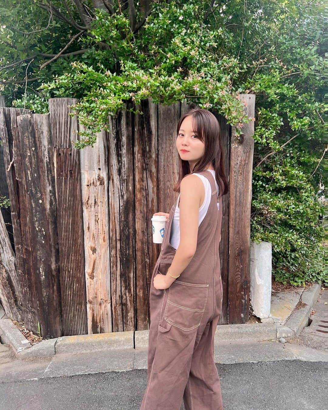 NANAMIさんのインスタグラム写真 - (NANAMIInstagram)「BBQの買い出しday 今年あと何回やるかなぁ🫶🏻？ (もうすでに5回くらいした気がする🤣)  @alexiastam_official  ✖︎ @leejeansjp  楽チンで超可愛い！  ランチはハンバーグとエビフライ 洋食プレートだいすき♡  #nana私服　#ナナミフク」6月6日 19時15分 - nanami023