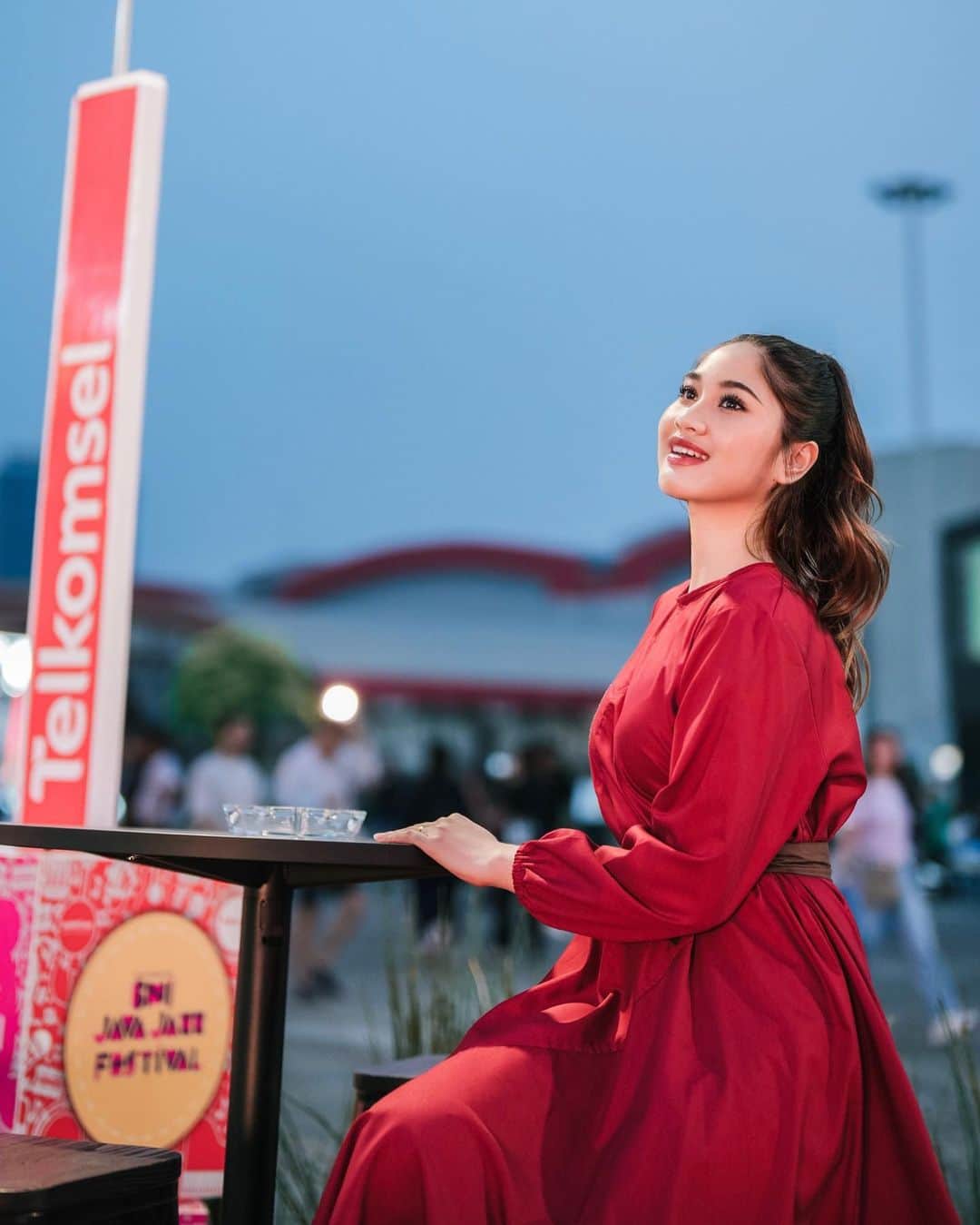 のインスタグラム：「Captionnya nanti gw edit ya, blm kepikiran soalnya. Mksh 🫶🏻 btw pas ketemu babang Max gw cuma bisa bilang “salam kenal mas” reflexnya sangat kearifan lokal loh si alicia ini hahah tp gpp yg penting…  brk duls 😭🙏🏻」