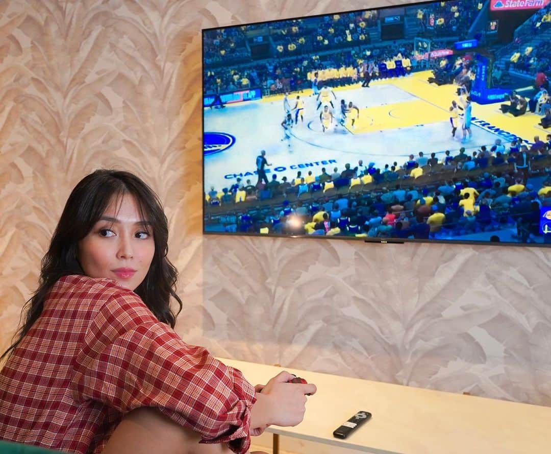 Kathryn Bernardoさんのインスタグラム写真 - (Kathryn BernardoInstagram)「Can't wait to binge-watch and play video games with my newly unboxed TCL C645 Color Master! It's powered with QLED technology that makes my favorite movies and games come to life like never before! 😍  It's everything I need and want: ✔️ HDR10+ ✔️ Dolby Vision ✔️ AiPQ Engine ✔️ Built-in Google ✔️ Easy to set up!  #TCLC645ColorMaster #TCLCSeries #CTheBrilliance #QLEDForGenZ」6月6日 19時18分 - bernardokath