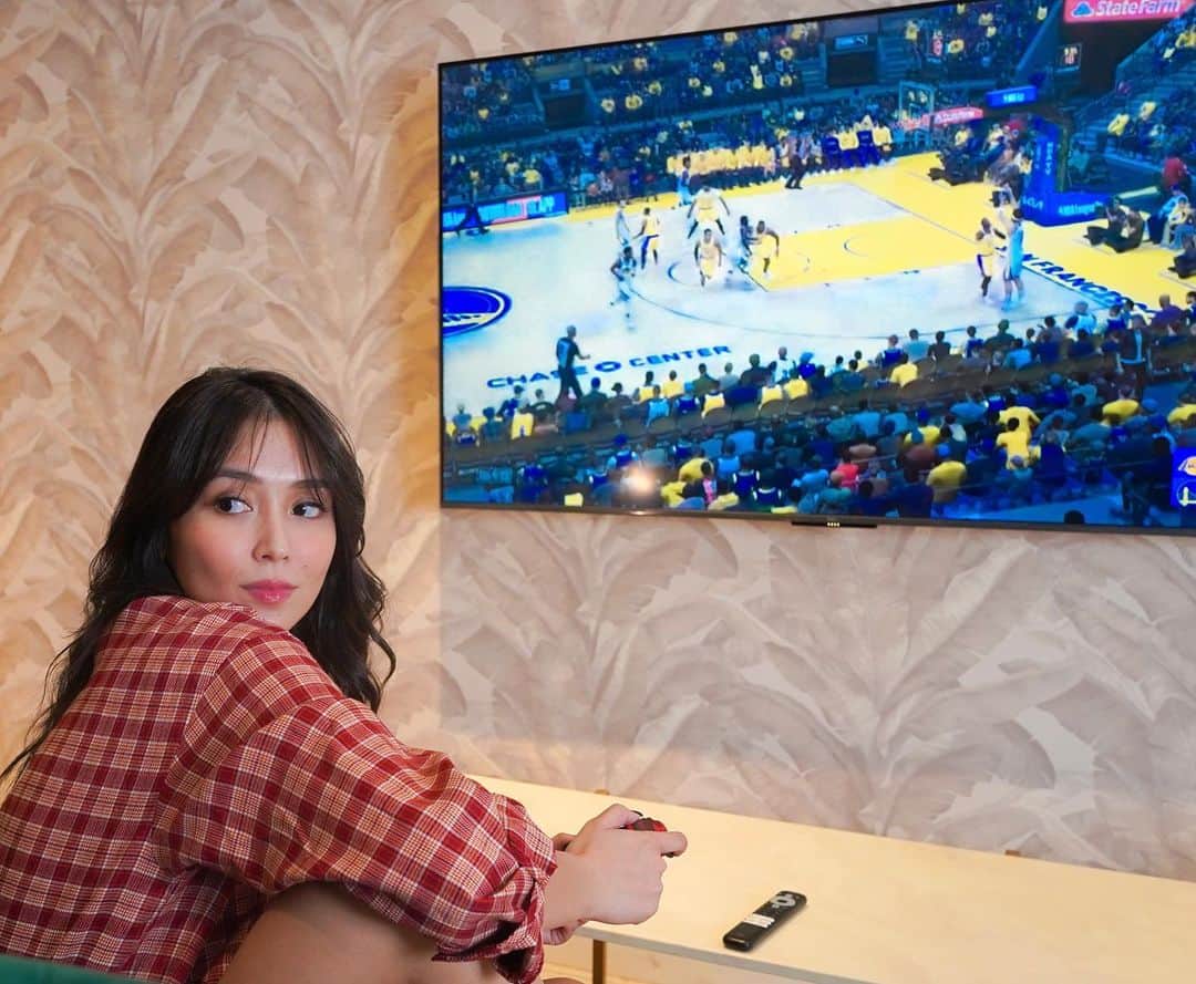 Kathryn Bernardoのインスタグラム：「Can't wait to binge-watch and play video games with my newly unboxed TCL C645 Color Master! It's powered with QLED technology that makes my favorite movies and games come to life like never before! 😍  It's everything I need and want: ✔️ HDR10+ ✔️ Dolby Vision ✔️ AiPQ Engine ✔️ Built-in Google ✔️ Easy to set up!  #TCLC645ColorMaster #TCLCSeries #CTheBrilliance #QLEDForGenZ」