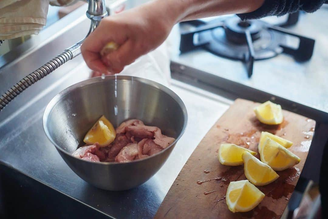 タサン志麻のインスタグラム：「突然ですが、みなさん、おうちに常備している食材ってありますか？ 志麻さんが欠かさない食材は「レモン」「トマト缶」「マスタード」の３つ。  レモンは志麻さんにとって、もはや調味料のひとつ。大好きな食材ということもあり、気づいたらレモンを使った料理ばかりになってしまうこともあるんだとか。トマト缶は煮込みやパスタに、マスタードはソースやドレッシングに必須です。最近、料理がマンネリしてるな～と感じていたら、加えてみてください。いつもの味に変化がつき、料理の幅を広げてくれるはずです。どれも優れものなんですよ。  お気づきの方もいるかもしれませんが、この３つ、ア・ターブルのレシピでは頻出です。今まで使ったことがなかったという人も、これを機に取り入れてみては？  #志麻さんレシピ #タサン志麻 #志麻さん #伝説の家政婦志麻さん  #àtableSHIMA #アターブルシマ #楽しく料理し楽しく食べる」