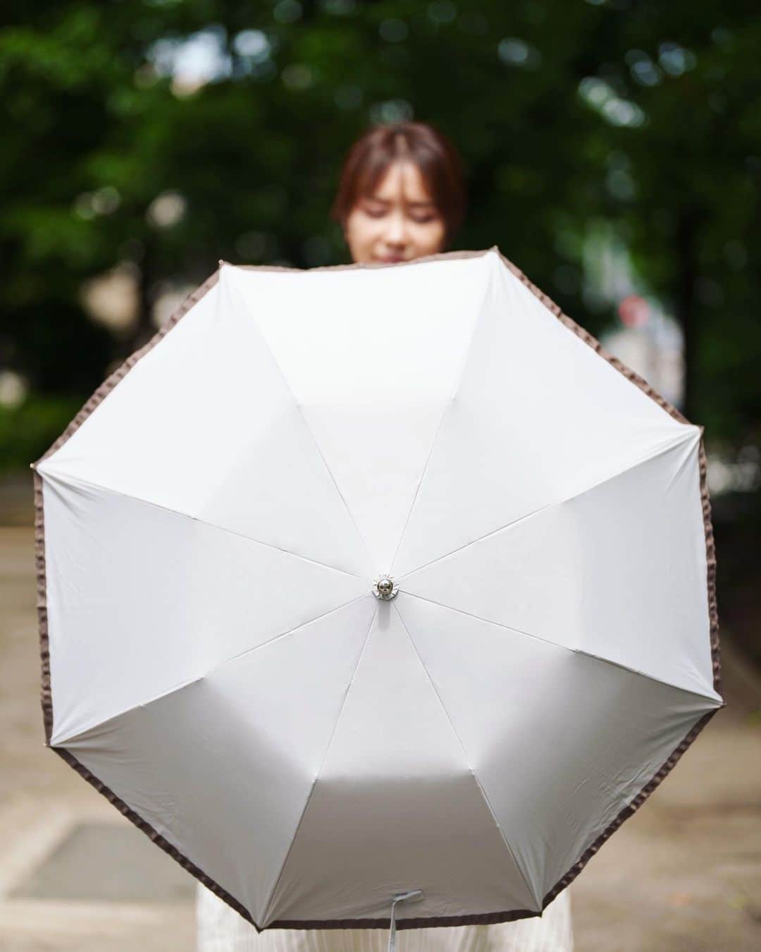 宇水遥佳さんのインスタグラム写真 - (宇水遥佳Instagram)「. 段々と紫外線が強いシーズンになってきましたね☀️ 私は日光アレルギーを持っていて、過度にお日様に あたると肌荒れや痒みを起こしてしまうので🥲 日傘は必需品なのですが、今使ってるものが素晴らしく 日光をカットしてくれるのでとてもおすすめです⭐️ . TEIJINと共同開発した糸を使用した晴雨兼用の日傘で 機能性が抜群なフワクール☂️💓  ■1級遮光99.99％ 強い日差しでも快適に過ごせます☺️  ■遮熱効果 光を反射させることで温度上昇を防ぎ、傘の下にいると 体感温度がまるで違うんです🥰 . 軽いし腕にかけられるデザインなのでこれからの シーズンに重宝します😌アレルギーなどがなくても 日傘や日焼け止めは若いうちからやっておいて損する ことは1ミリもないので、美しく年を重ねたい方は 日傘を推奨します☺️ . . @moonbat_online_shop  #コスメコンシェルジュ #UVケア #紫外線対策 #日傘 #フワクール #フワクールホワイト  #デパコス日傘 #pr」6月6日 19時22分 - haruka._.usui