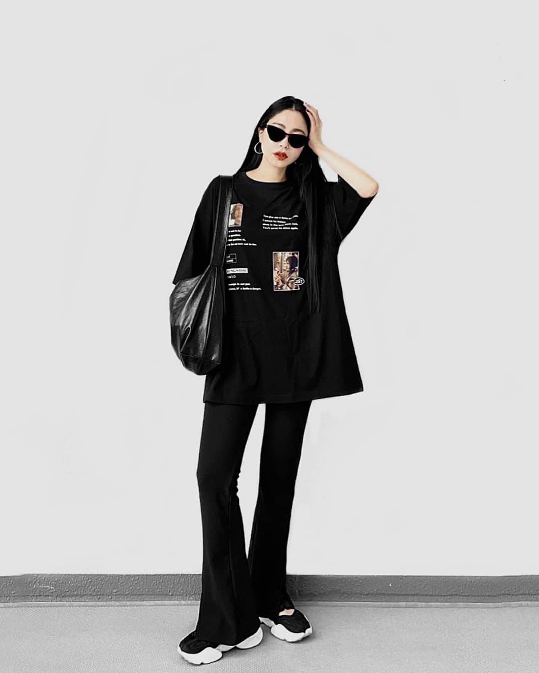 lve_xxxxのインスタグラム：「. . 毎年恒例 @lung.official でTｼｬﾂGET♡  新作発売を心待ちにしておりました！笑 ｵｰﾊﾞｰｻｲｽﾞで着たくてXL  愛してやまない🫶 Center slit rib flared pants Ai select ( @lveu.official )  とりあえずｼﾝﾌﾟﾙｺｰﾃﾞに投入すると お洒落見えするから、 ｽﾀﾒﾝもｽﾀﾒﾝ😁笑  ｽﾄｯｸ買ってあるけど、まだ、初代！笑 膝出る事もなく🧺ｼﾞｬﾊﾞｼﾞｬﾊﾞOK  夏場も気兼ねなく履けちゃいます！ まだ持ってない方は是非にぃぃ👍←  #wear更新  .」