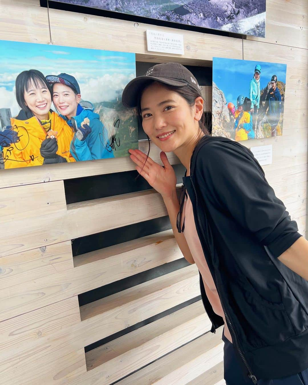 一双麻希 さんのインスタグラム写真 - (一双麻希 Instagram)「先日参加した山イベント🏔、 八ヶ岳マウンテンミーティングにて。 山岳写真家　菊池哲男さんの写真が展示されている中に、 私の写真も飾っていただいていました😊 出演したドラマ『山女日記』の写真が沢山✨ (私の出演回は八ヶ岳、赤岳がロケ地でした⛰) 一年半前頃になるけどあの時の記憶は一つ一つ鮮明に残っていて。 写真を見ていると..山での過酷な撮影の中、 キャストの方々、大勢のスタッフさん歩荷さんに、 改めて支えられていたなぁと、また感謝の気持ちが。。 時間が経ってもこんな機会があることが嬉しく、 感慨深い時間でした😭  イベントでは、ナレーションさせていただいた双子池ヒュッテのPVも上映していただいたりと✨ 八ヶ岳とのご縁を感じる日となりました😌🍃  #八ヶ岳 #山女日記 #八ヶ岳マウンテンミーティング #双子池ヒュッテ   #茅野 #茅野市 #北八ヶ岳 #白駒池 #登山初心者 #絶景 #山女 #山ガール #山好き #登山女子 #登山 #山好きな人と繋がりたい #自然が好き #アウトドア好き #アウトドア女子 #キャンプ女子 #キャンプ好き #japanview #yatsugatake #hiking #アウトドアファッション #いっそうまき山記録」6月6日 19時28分 - isso_maki315