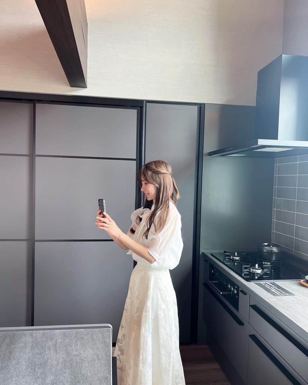竹村美緒のインスタグラム：「. . 夢が膨らむ素敵な一軒家での撮影。  撮る人。 撮られる人。の図👼🏻  . . . 明日以降も毎日どこかに出演させていただいています🌱  ⚫︎6/7(水) 14:00〜J COM「LIVEニュース」生放送 25:30〜MBSラジオ「メゾンドミュージック」  ⚫︎6/8(木) 17:30 「オリックス×巨人」生放送  ⚫︎6/9(金) 17:30〜「オリックス×DeNA」生放送  ⚫︎6/10(土) 11:55〜e-radio「Word to the future」 13:30〜「オリックス×DeNA」生放送  ⚫︎6/11(日) 24:30〜MBSラジオ「ノッペルガードーン」  ⚫︎6/12(月) 14:00〜e-radio「キャッチ」生放送」