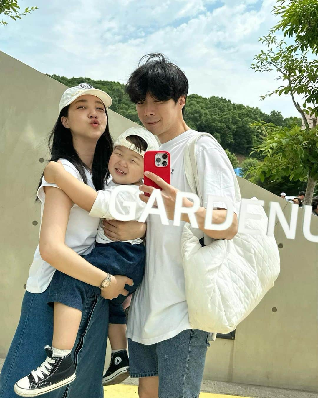 カン・ヘヨンさんのインスタグラム写真 - (カン・ヘヨンInstagram)「오늘은 #파주 나들이👨‍👩‍👦  엄마 아빠랑 같이 나오면  꼭. 굳이. 엄마한테만 안기고 업히는 효자^^」6月6日 19時28分 - mangdoo_noona