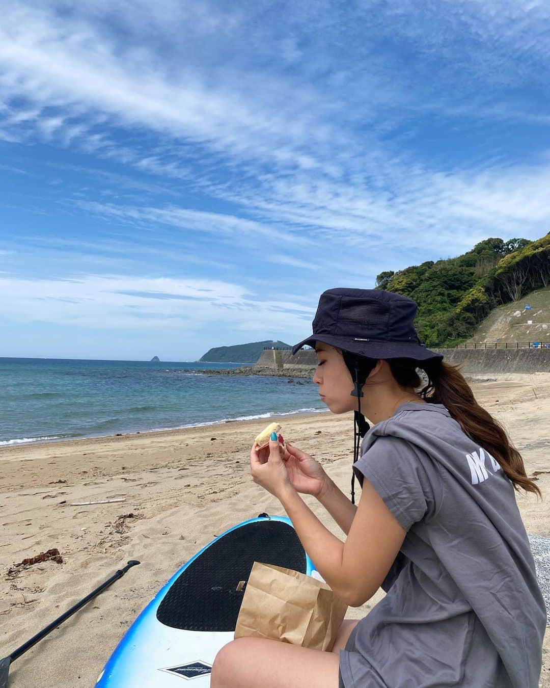 加賀其真美のインスタグラム：「海でモグモグ🏖️🌊🏝️🩵💛 ． ． ． #福岡#海#糸島」