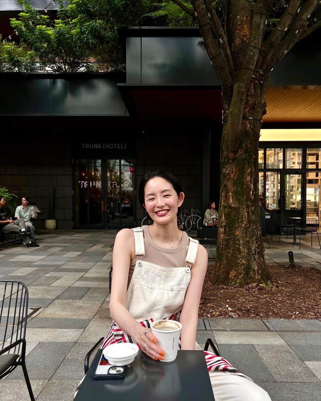 のインスタグラム：「meet up with my friend:) いつもエネルギーもらうmon ami🫶🏻  salopette and tank top @hm  #hm #サロペットコーデ」