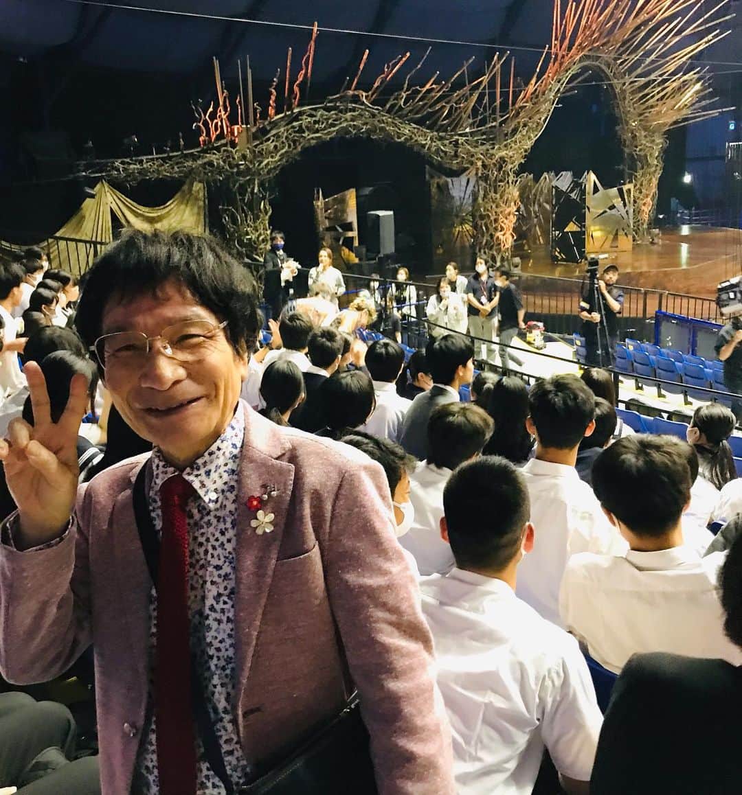 尾木直樹さんのインスタグラム写真 - (尾木直樹Instagram)「今日は東京都の「笑顔と学びの体験プロジェクト」の一環で、都立富士高校の1年生と124名と一緒にお台場でシルクドソレイユ「アレグリアー新たなる光ー」を鑑賞しました〜^ - ^ 素晴らしいエンターテイメント、圧巻の総合アートに酔いしれました！23ヶ国62人のパフォーマーたちの演技はアフターコロナを象徴する、新たなる光🟰希望そのものです✨ フィナーレの後、2人のパフォーマーさんが、疲れも顧みず生徒たちの質問に答えて下ったり、短い時間でしたが交流も出来て、思い出に残る1日になったと思います〜。尾木ママは､アドバイザーとして参加させていただきましたが、高校生たちは本物に触れることでしか得られない感動と迫力溢れる体験に、大きな学びを得たのではないかと思いますーー😃 - #東京都 #笑顔と学びの体験活動プロジェクト#本物に触れる#学び#笑顔あふれる #体験活動 #都立高校 #高校生 #尾木ママ #アートの世界 #エンターテイメント #パフォーマンス #感動 #シルクドソレイユ #アレグリア」6月6日 19時36分 - oginaoki_ogimama