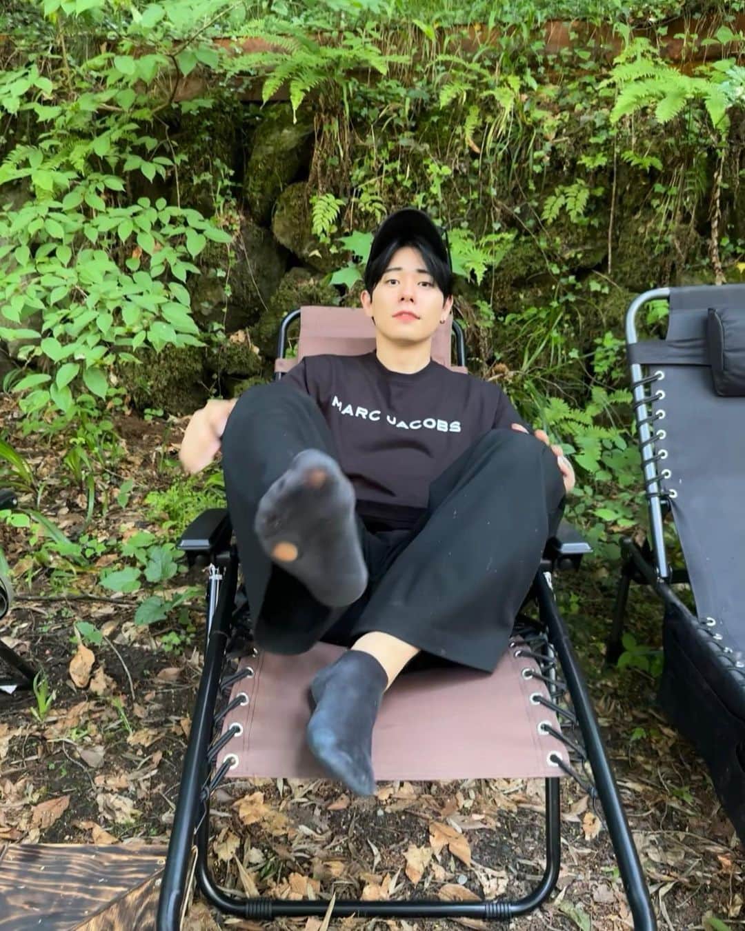のインスタグラム：「彼氏とサウナに行ったら靴下が破けてた上に急に椅子が倒れて蛙化なう、に使っていいよ」