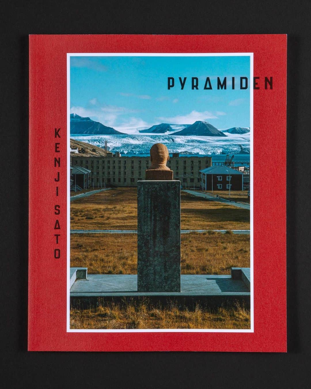 佐藤健寿のインスタグラム：「写真集『PYRAMIDEN』、明日発売です。北極圏にソ連が生み出した世界最北の廃墟。  街の全貌から施設の内部など通常入れないエリアも撮影しています。  装丁・デザインは大島依提亜さん @ideaoshima が素晴らしい造本で仕上げてくれました。  ============  軍艦島、プリピャチに匹敵する、謎の北極廃墟ピラミデン。 「この街は死んでいない。赤の広場に保存されたレーニンのように、生きたままの姿で氷河と共に眠り続けている」  （Link in bio） https://www.amazon.co.jp/dp/4022587148/」