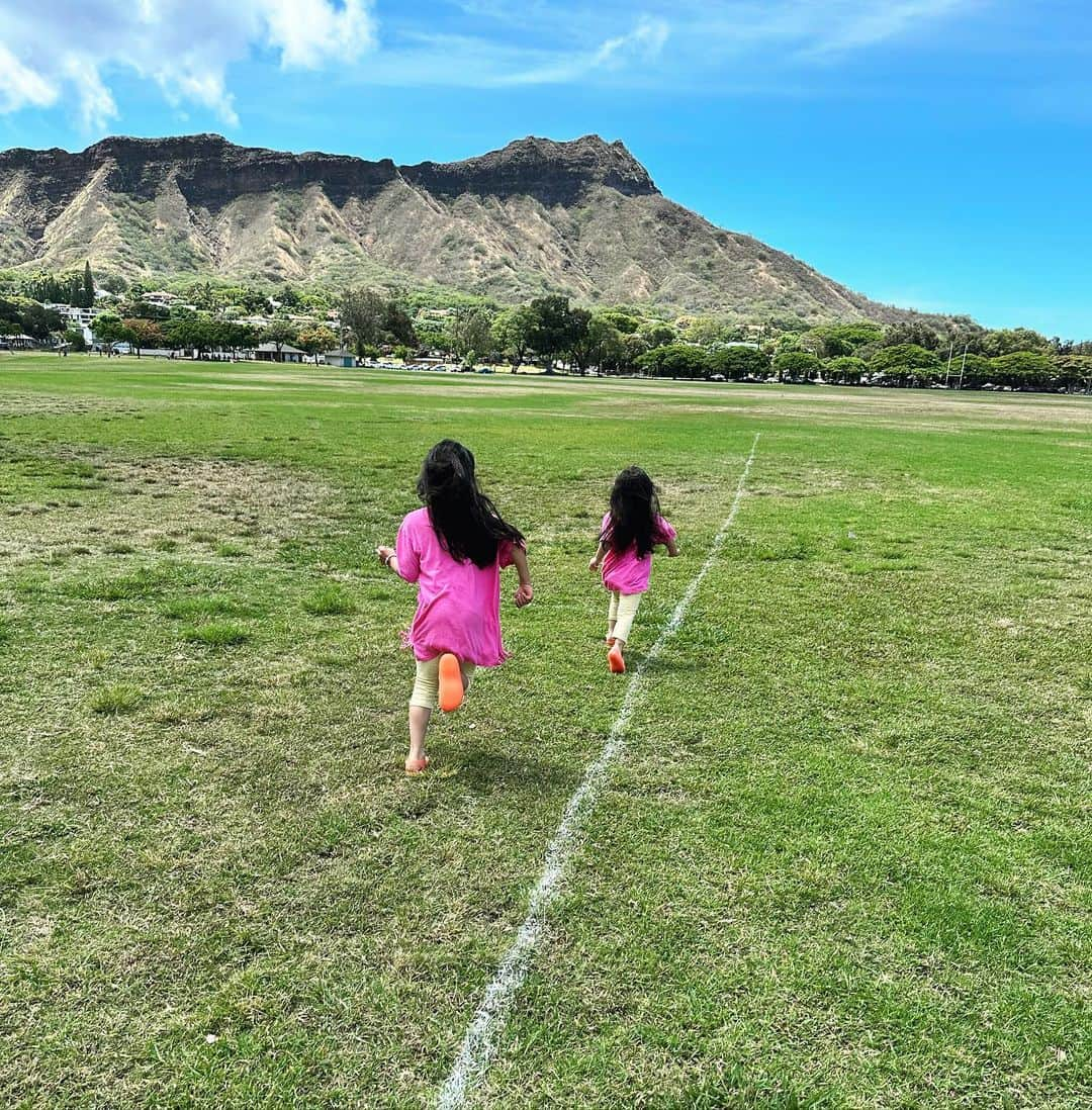 田村淳のインスタグラム：「足が速い！ もうかけっこで追いつかなくなってしまった (次女には余裕で追いつきますw)  娘たちへ 好きな道を自分で探して突き進んでね 答えなんて進んでみなけりゃわからないんだし、いつでも引き返していいし、道を途中で変えてもいいし、自分の思うままに進んで欲しい。　　　　　　パパより」