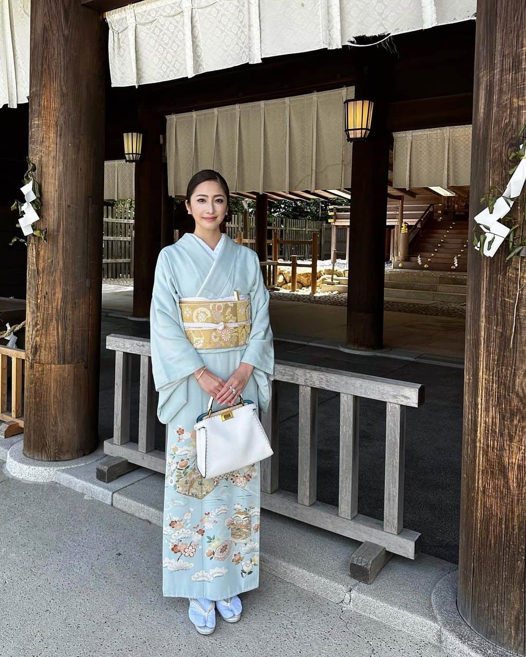 のインスタグラム：「姉の結婚式では水色の色留袖を☺️💙  この日も銀座の着物興栄の着物を着ています @kimonokouei8 👘  白無垢もウェディングドレスも ほんとに綺麗だった🥹🥲💞💞 ウェルカムボードにいた成人式の時のお母さんも🤗👘笑  #kimono #着物 #着物コーデ」