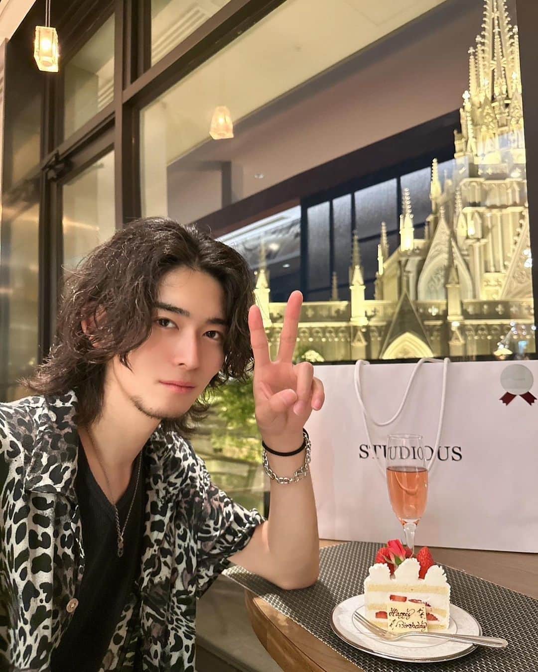 鈴村梨公のインスタグラム：「24歳になりました。  気がつけばこうして公の場で活動する事も早6年が過ぎました。  実際に24歳になり思う事は、 小さい頃に大人だと思ってたけど そんなに大人じゃないんだなーと。  もしかしたら自分だけかもしれないけど笑  今年から美容師に戻った事で人生にも色が戻り、 上手くいってない時期にもっていた劣等感やマイナス思考が 消え、それまで過ごした日々を活かして 世の中の人の背中を押すフェーズに戻ったなと感じています。  まあ固い文章を書こうかなとも思ったんですけど、 たまにはゆるく笑  美容師としての舞台に名古屋を選んだ以上、 まずは名古屋のメンズを、次に全国の人達を幸せにするため、 今年はスタートラインに立つために頑張っていますので もう少しだけ待ってて下さい🙇‍♀️  24歳の俺もよろしくお願いします✌️」