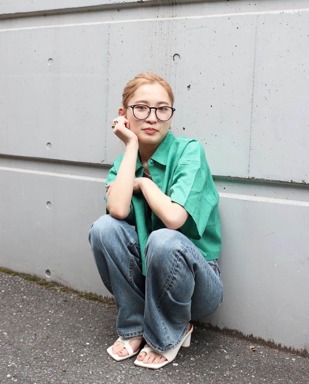 Ungrid staff snapのインスタグラム：「@suzuka_akimoto_ 155cm  #リネン混ショートデザインハーフスリーシャツ ¥8,800(tax in) オフホワイト/ピンク/グリーン  旬なショート丈デザインシャツは、たっぷりとした身幅が着るだけで洒落見えするシルエットに🤭程よい透け感が夏らしく、リネン混素材で涼しげに着られます。  #ハイウエストルーズストレートデニム ¥18,700(tax in) ブルー  脚長効果も叶うハイウエストシルエットのデニム。加工感のあるヴィンテージライクに落とし込んだブルーが、カラーのトップスとも相性抜群でコーデを楽しめます❤️‍🔥  ___________________________________ 下記 アカウントTOPページリンクより 各サイトをご覧下さい🔗  RUNWAY channel▶︎ @ungrid_official ZOZOTOWN▶︎ @ungrid_staffsnap  #Ungrid #ungrid_official #ungridコーデ #アングリッド #カジュアルコーデ #カジュアル #シンプル #シンプルコーデ #シャツ #ショート丈 #デニム #デニムスタイル #デニムコーデ #ヴィンテージライク」