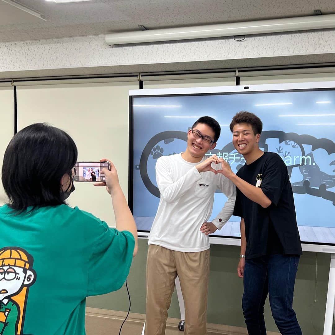 大阪ECO動物海洋専門学校さんのインスタグラム写真 - (大阪ECO動物海洋専門学校Instagram)「. 🎪🧑🏻‍🏫学生広報チームCharm.🍀💛  こんにちは！ 学生広報チーム｢charm.｣です✨🩵 ｢charm.｣の名前の由来は、大阪ECOのチャームポイントを皆さんにお届けしたいという意味を込めて1期生の先輩方がつけてくれました💕💕  私たちも第3期生として、大阪ECOをより多くの人に知ってもらえるように元気に、明るく頑張っていきます✊🏻🌟😽  新1年生は初回から仲良しで和気あいあいとしてます🫶🏻✨ これからたくさん大阪ECOの情報を発信していきますので楽しみにしていてくださいね〜🥳🌈🪅  #学生広報 #charm #大阪eco動物海洋専門学校 #大阪eco #動物専門学校 #動物園動物飼育専攻 #動物飼育 #動物園 #水族館 #飼育員 #ドルフィントレーナー #アクアリスト #動物看護師 #トリマー #ドッグトレーナー#動物好きと繋がりたい #犬好きと繋がりたい」6月6日 19時49分 - osaka_eco