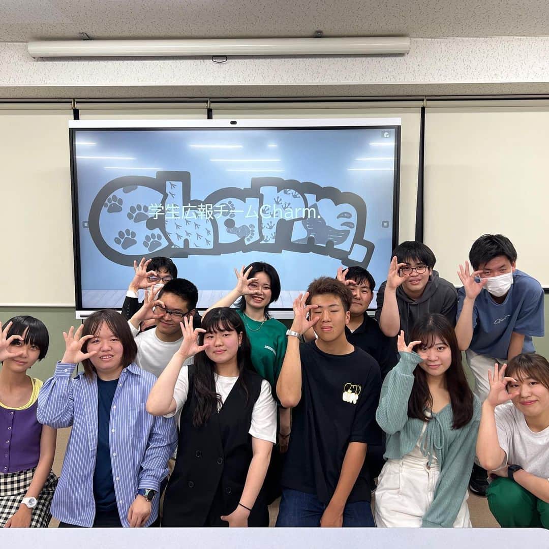 のインスタグラム：「. 🎪🧑🏻‍🏫学生広報チームCharm.🍀💛  こんにちは！ 学生広報チーム｢charm.｣です✨🩵 ｢charm.｣の名前の由来は、大阪ECOのチャームポイントを皆さんにお届けしたいという意味を込めて1期生の先輩方がつけてくれました💕💕  私たちも第3期生として、大阪ECOをより多くの人に知ってもらえるように元気に、明るく頑張っていきます✊🏻🌟😽  新1年生は初回から仲良しで和気あいあいとしてます🫶🏻✨ これからたくさん大阪ECOの情報を発信していきますので楽しみにしていてくださいね〜🥳🌈🪅  #学生広報 #charm #大阪eco動物海洋専門学校 #大阪eco #動物専門学校 #動物園動物飼育専攻 #動物飼育 #動物園 #水族館 #飼育員 #ドルフィントレーナー #アクアリスト #動物看護師 #トリマー #ドッグトレーナー#動物好きと繋がりたい #犬好きと繋がりたい」