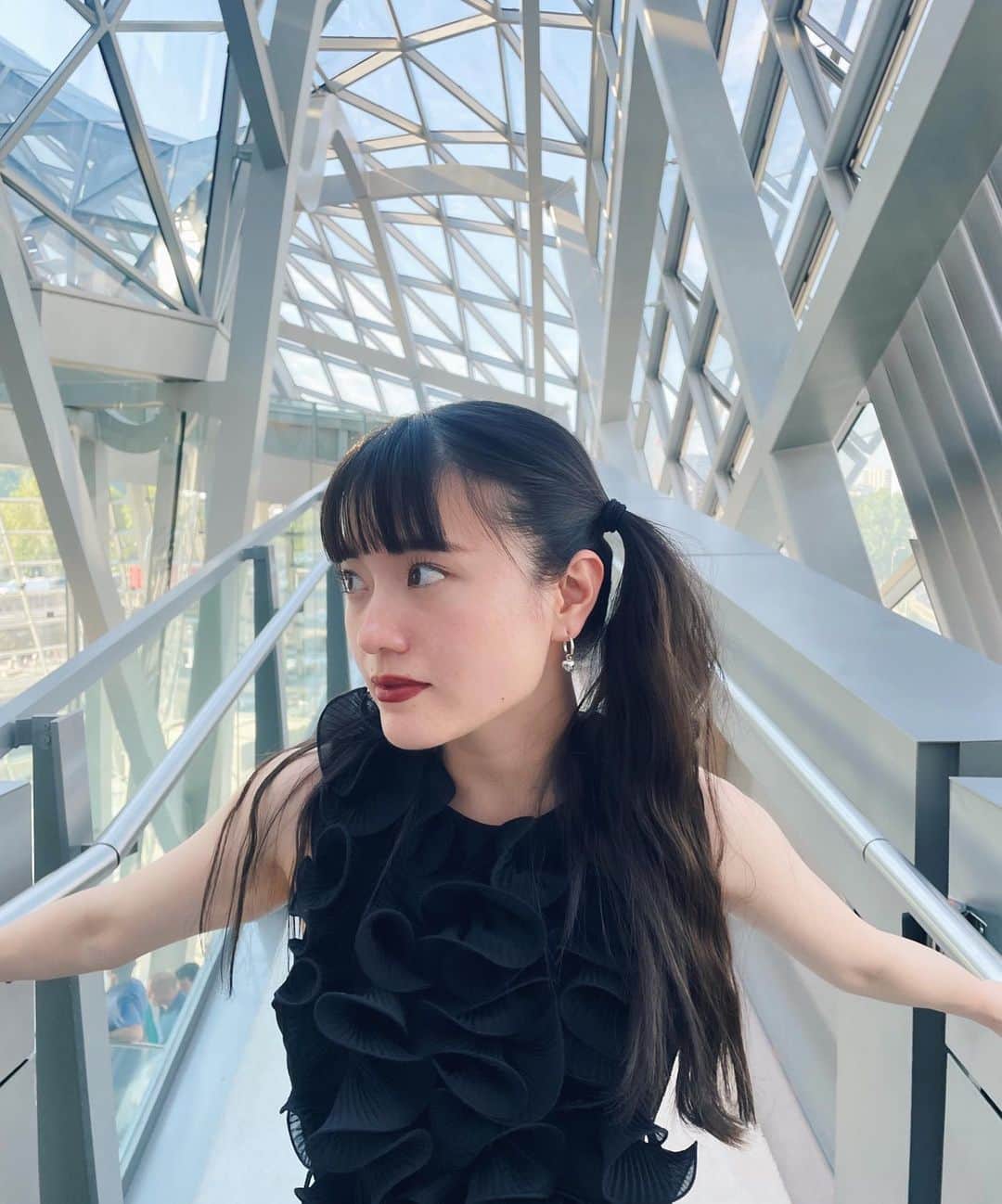 みこのインスタグラム：「LyonのZaraで購入したジャンプスーツと白スニーカーコーデ！👟🖤  写真だと見えにくいけどフリフリがかわいい〰  ストーリーズで書いてたけど、今回の旅、初めてロストバゲージを体験して、、😭  ちまちまホテルで衣類を手洗いして、干して、バックパッカーみたいなハードモードな旅になりました😂  でも、海外旅行はじめた最初は、大きな荷物が嫌で、よくホテルで洗濯してたから、なつかしかった。  結構ワイルドな私です✊  最近ちゃんとしようと言う気持ちが強くて、準備とかしっかりしてたんだけど。どっちにも良し悪しがあって、人生は行ったり来たりしながら常に今のベストを探していく旅なんだろうな〜。  とはいえ、ヨーロッパに似合うコーデをエクセルで組んでまで考えていってたからショックは大きかった。🥲  未だ私の手元にはバゲージ届いておらず…早く戻ってきますように🙏祈  #travel_with_mico」