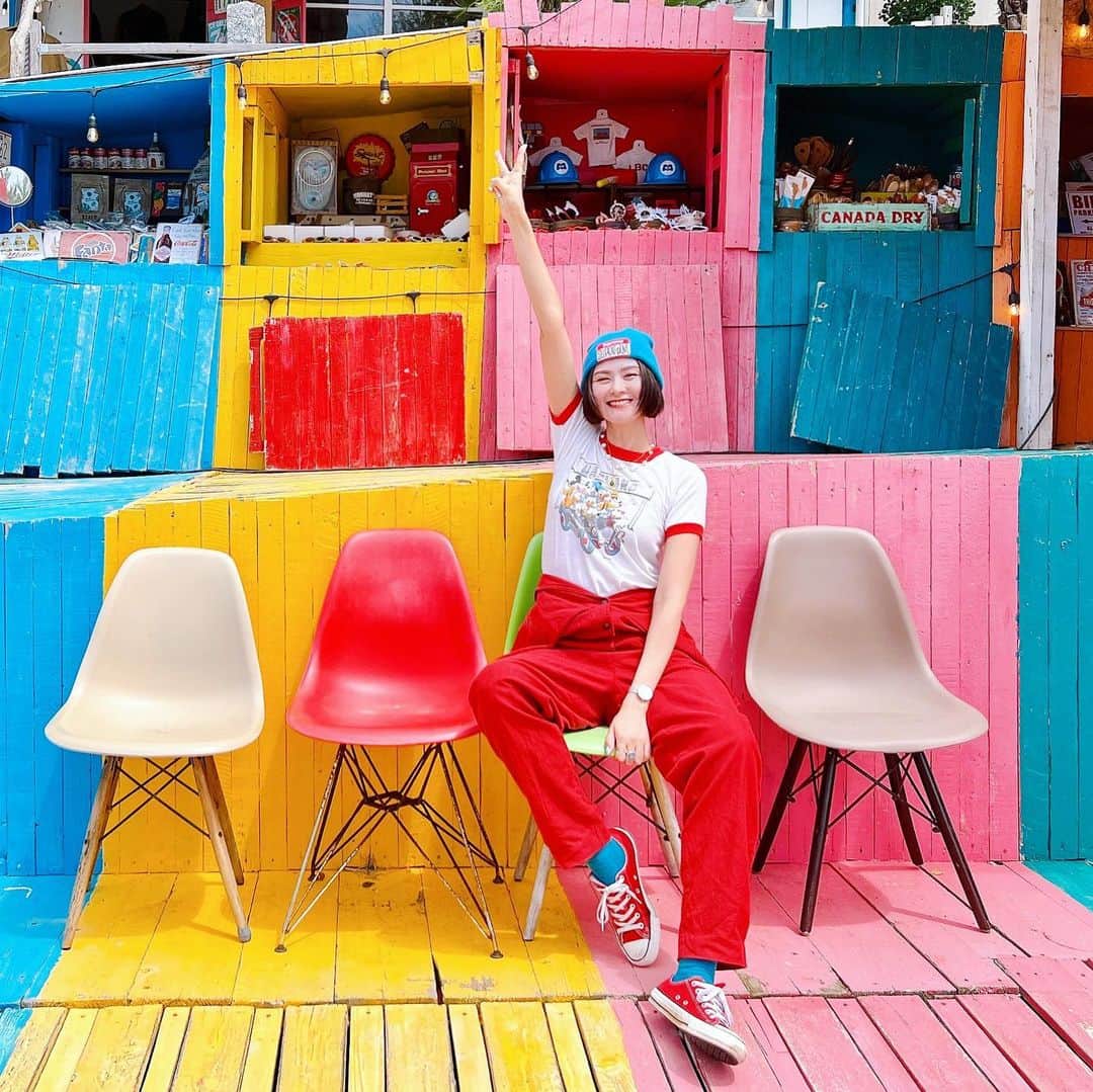 のインスタグラム：「福岡の糸島を大満喫した日🌈 そして久しぶりに着たつなぎが 何故か短くなってて(？) パンツとして着た日🤣  knitcap #supreme  top #古着 #solecakes  pants #アールイードット  sneaker #converse   #糸島 #古着コーデ #古着ファッション #古着好き #古着女子 #カラフルコーデ #カラフルファッション #カラフル好き #カラーコーデ #派手服 #派手コーデ #fashiongram #fashionlover #vintagelove #colorfullife #ミカコのフク」