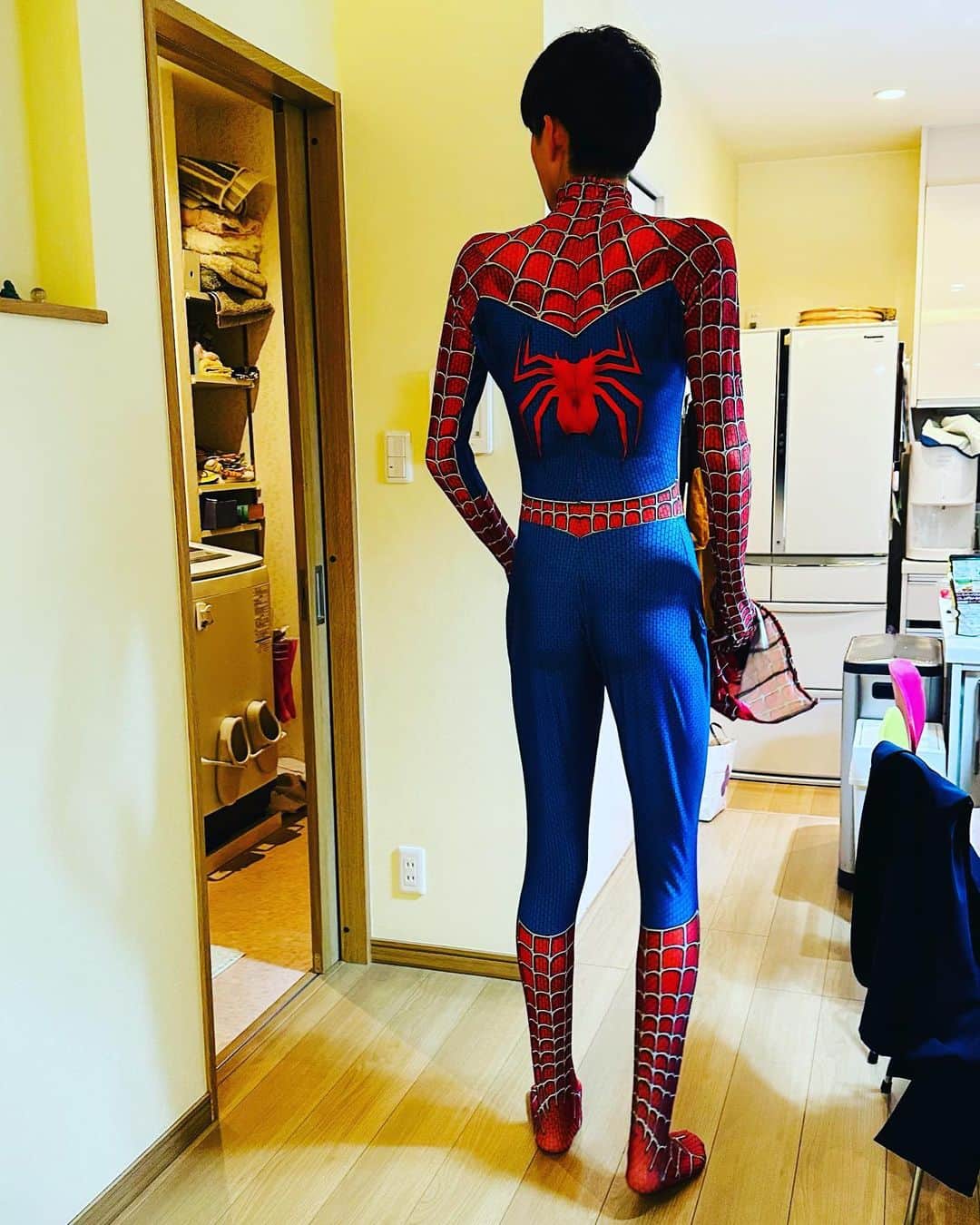 大抜卓人さんのインスタグラム写真 - (大抜卓人Instagram)「息子が 慌てて玄関へ💦 Amazonを取りに行き ダッシュで部屋に戻り 何事かと思ったら...  ピーターパーカーになって リビングへ🕷️  191cm... ようそんなサイズあったな。   #spiderman #spidermanintothespiderverse」6月6日 20時00分 - takutoonuki