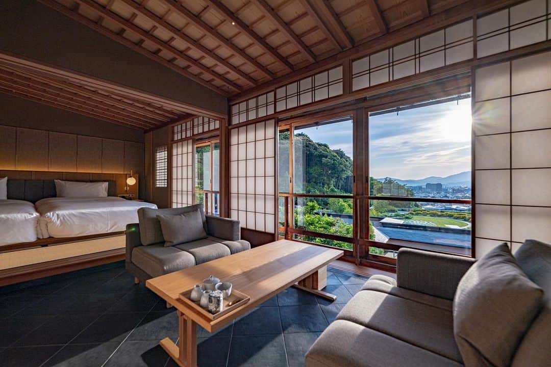 THE WESTIN KYOTO ウェスティン都ホテル京都さんのインスタグラム写真 - (THE WESTIN KYOTO ウェスティン都ホテル京都Instagram)「佳水園エントランスロビーから階段を上がった先にある東山のお部屋。 大開口の窓から京都の街を見下ろせ、他の佳水園の客室とは違った趣があります。   The Higashiyama room is located at the top of the stairs from the entrance lobby of Kashuien. The large windows overlooking the city of Kyoto give the room a different atmosphere from the other rooms in Kashuien.   #kasuien #kyoto #kyotohotel #luxuryhotel #京都旅行 #京都観光 #京都　#佳水園　#村野藤吾　#中村拓志 #westin #westinmiyakokyoto #ウェスティン都ホテル京都」6月6日 20時00分 - westinmiyakokyoto